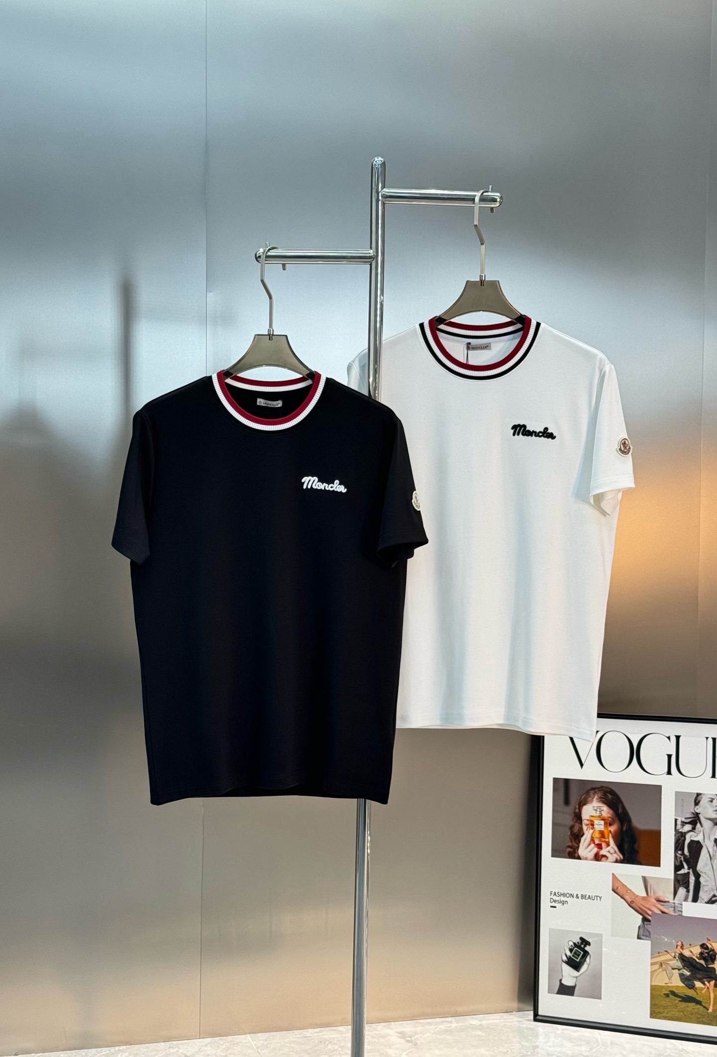 Moncler蒙口25s男士莫代尔短袖T恤，300g莫代尔棉材质，柔软舒适，针织领口+红白条纹，学院风满