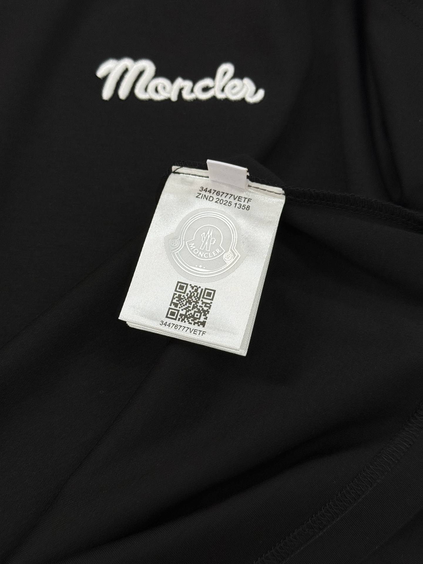 Moncler蒙口25s男士莫代尔短袖T恤，300g莫代尔棉材质，柔软舒适，针织领口+红白条纹，学院风满