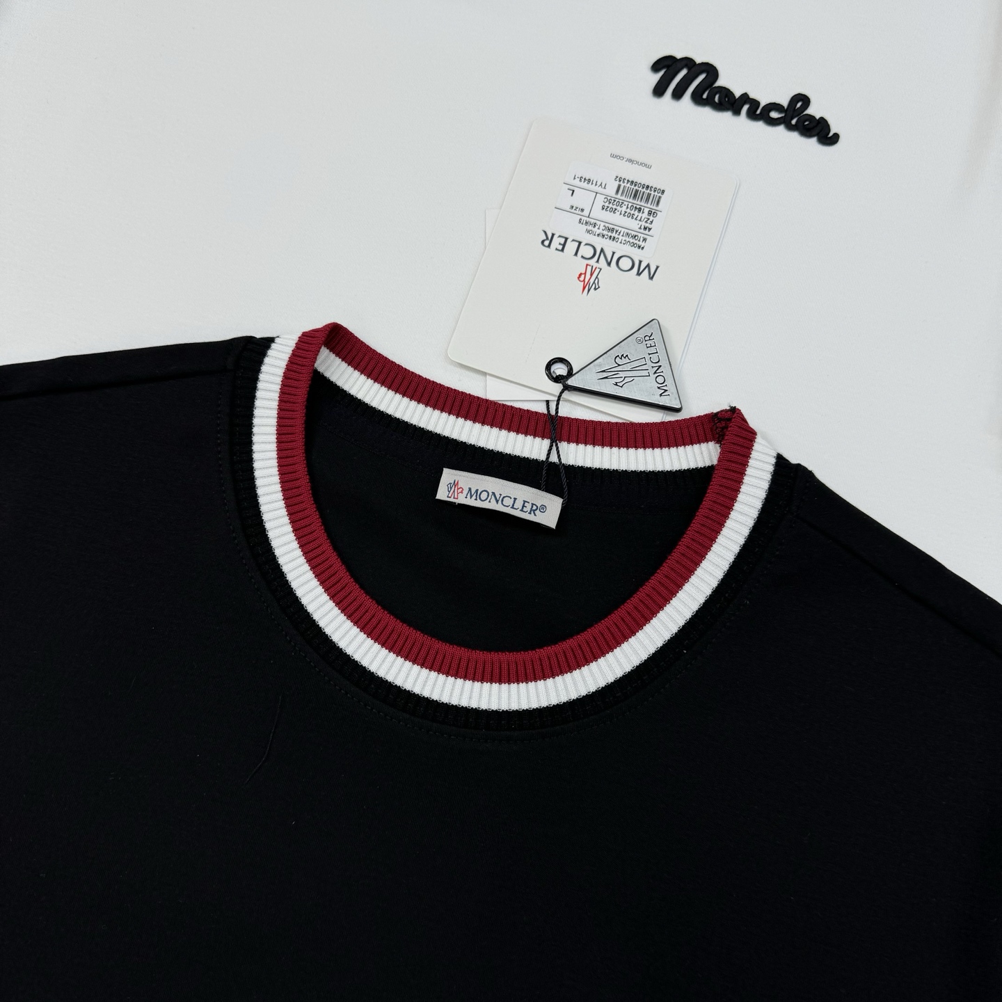 Moncler蒙口25s男士莫代尔短袖T恤，300g莫代尔棉材质，柔软舒适，针织领口+红白条纹，学院风满