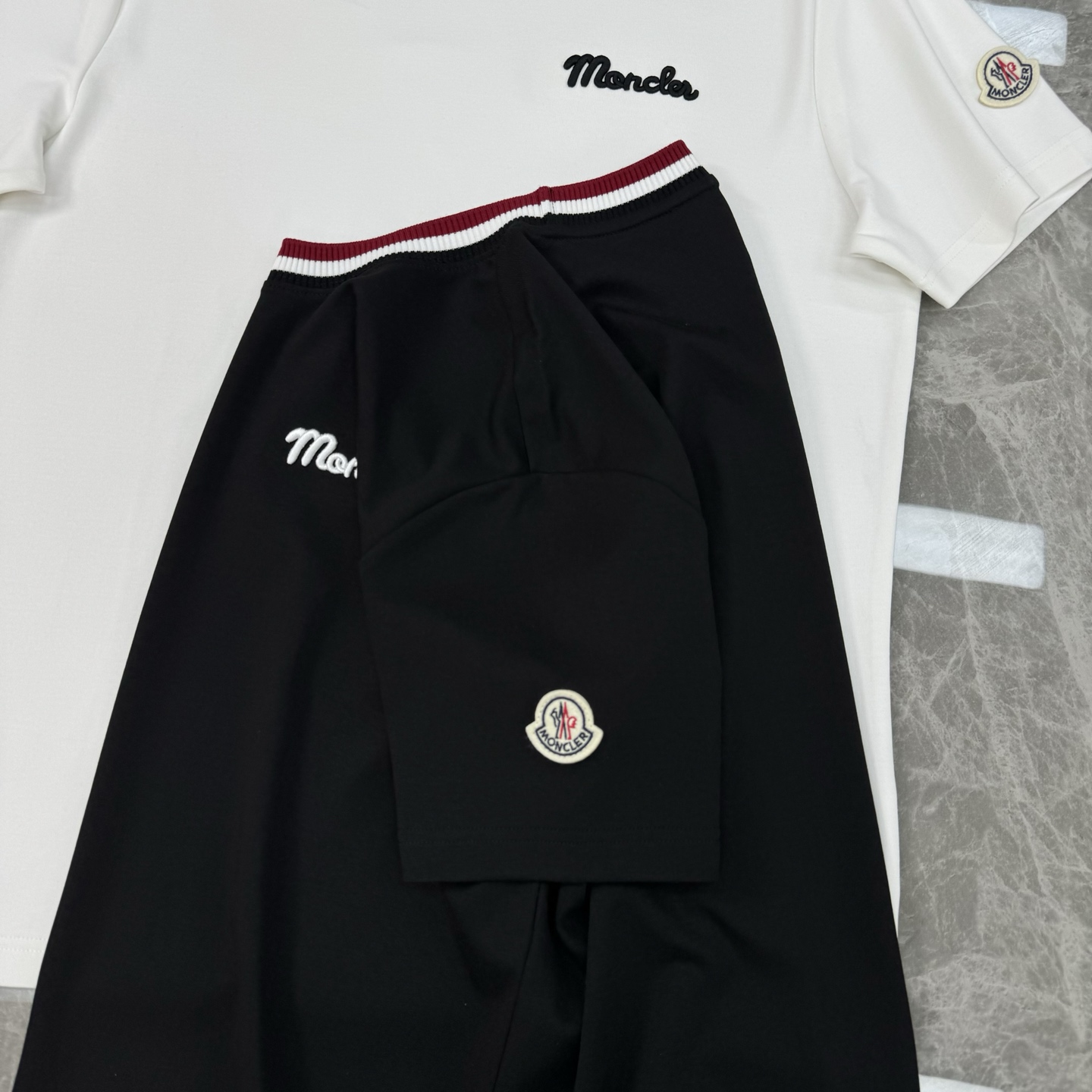Moncler蒙口25s男士莫代尔短袖T恤，300g莫代尔棉材质，柔软舒适，针织领口+红白条纹，学院风满