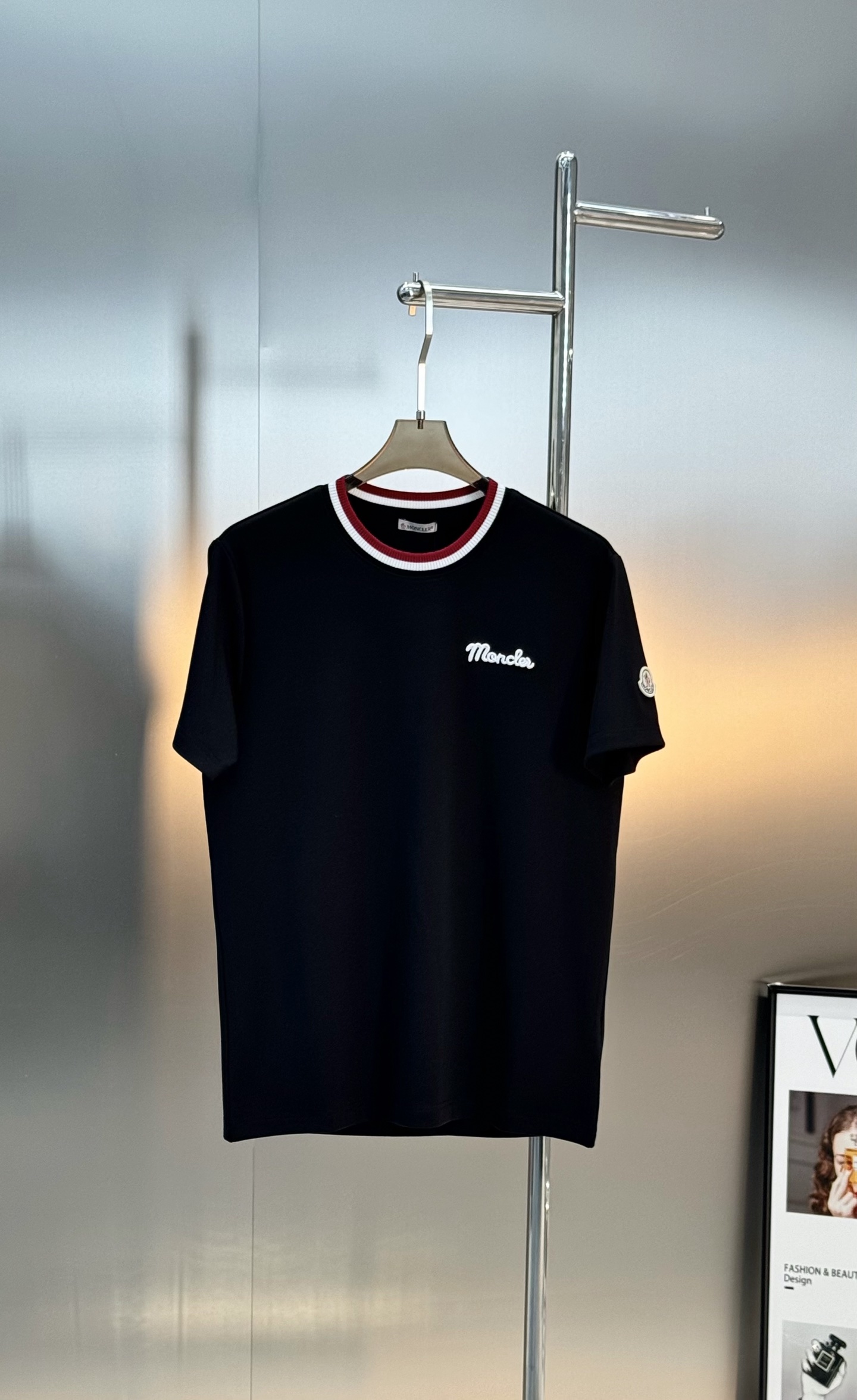Moncler蒙口25s男士莫代尔短袖T恤，300g莫代尔棉材质，柔软舒适，针织领口+红白条纹，学院风满