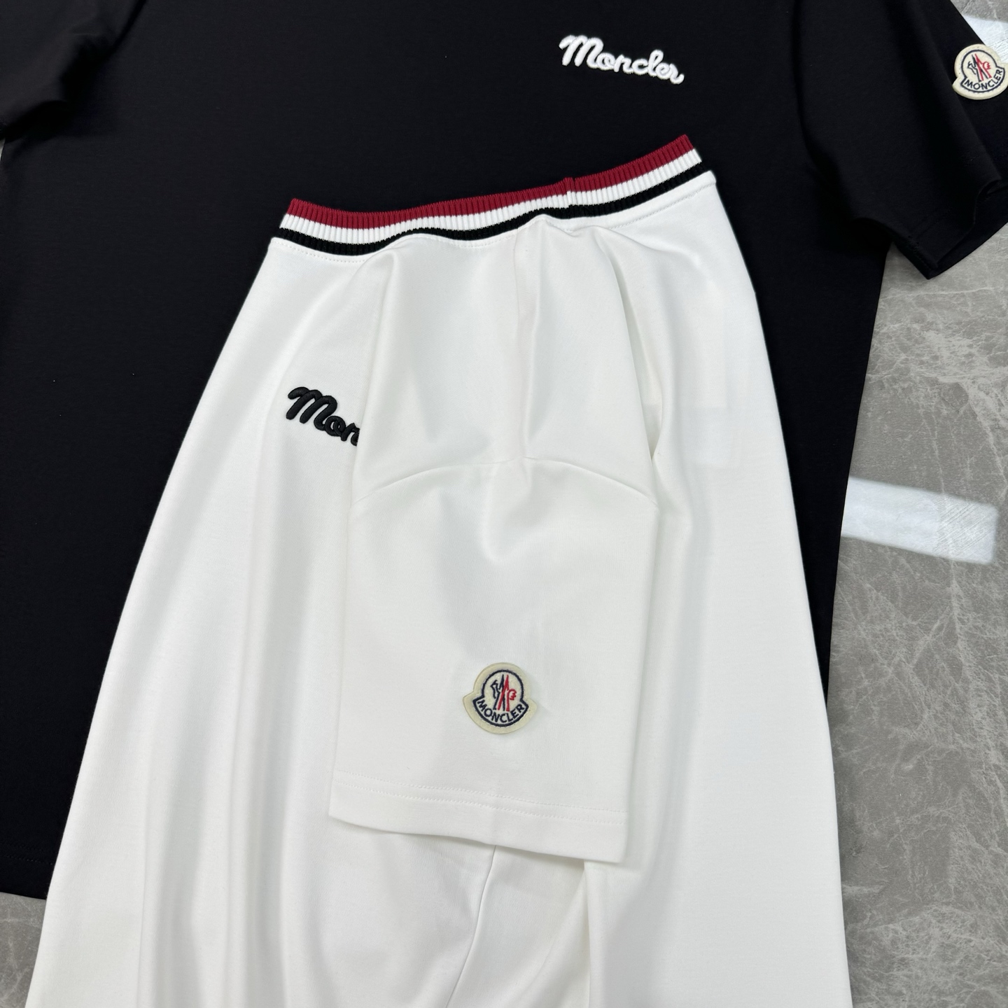 Moncler蒙口25s男士莫代尔短袖T恤，300g莫代尔棉材质，柔软舒适，针织领口+红白条纹，学院风满