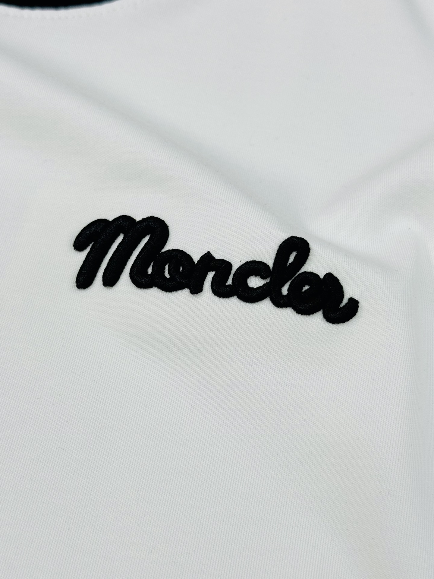 Moncler蒙口25s男士莫代尔短袖T恤，300g莫代尔棉材质，柔软舒适，针织领口+红白条纹，学院风满