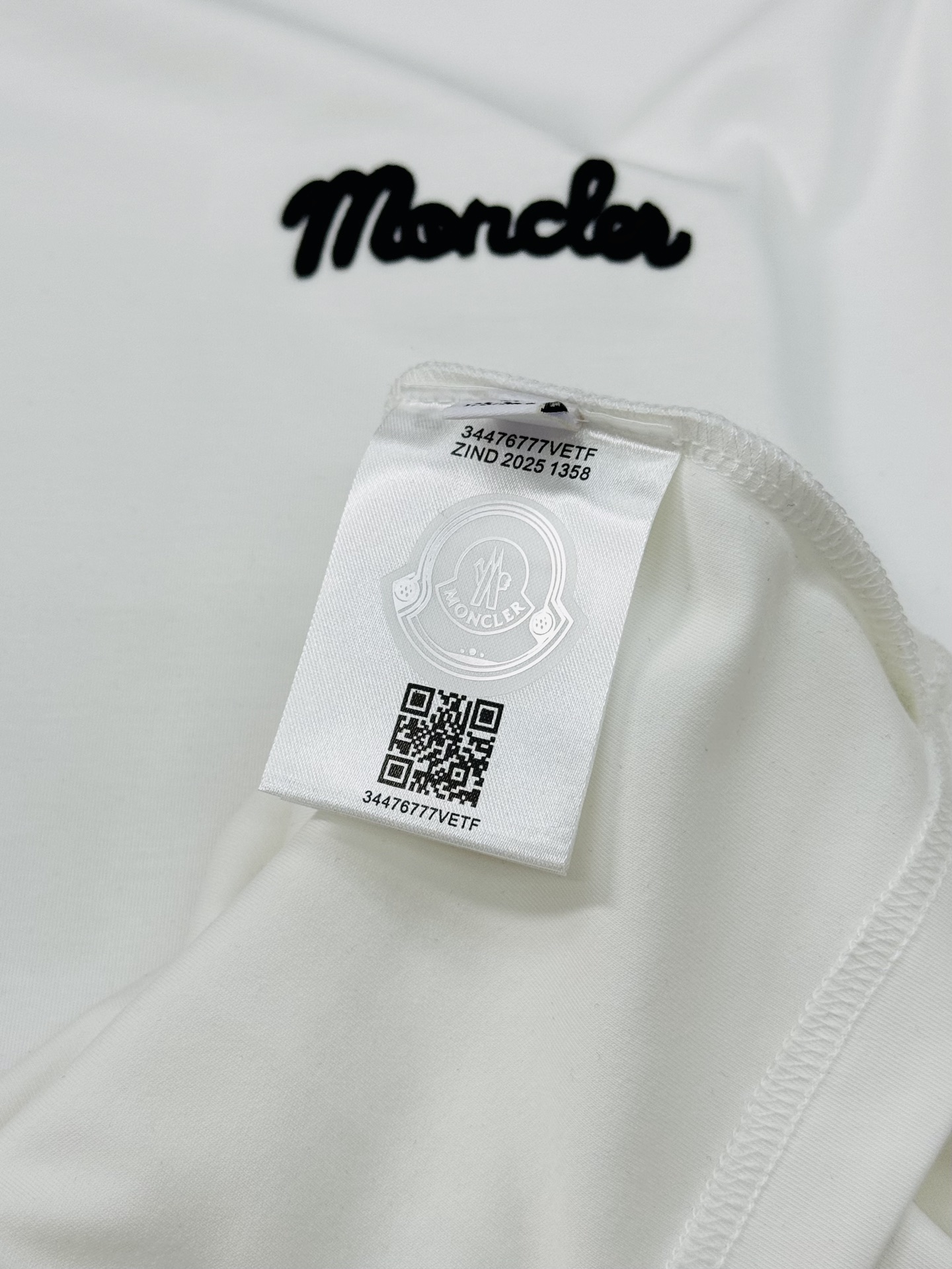 Moncler蒙口25s男士莫代尔短袖T恤，300g莫代尔棉材质，柔软舒适，针织领口+红白条纹，学院风满