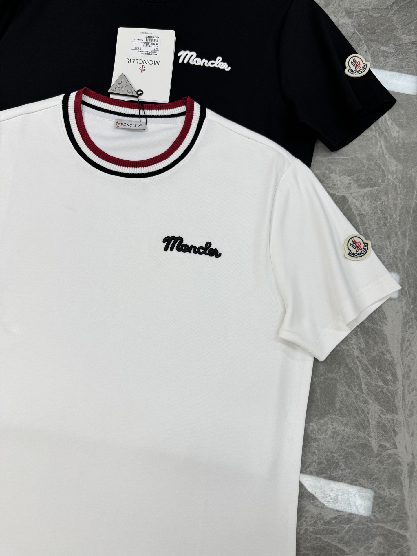 Moncler蒙口25s男士莫代尔短袖T恤，300g莫代尔棉材质，柔软舒适，针织领口+红白条纹，学院风满