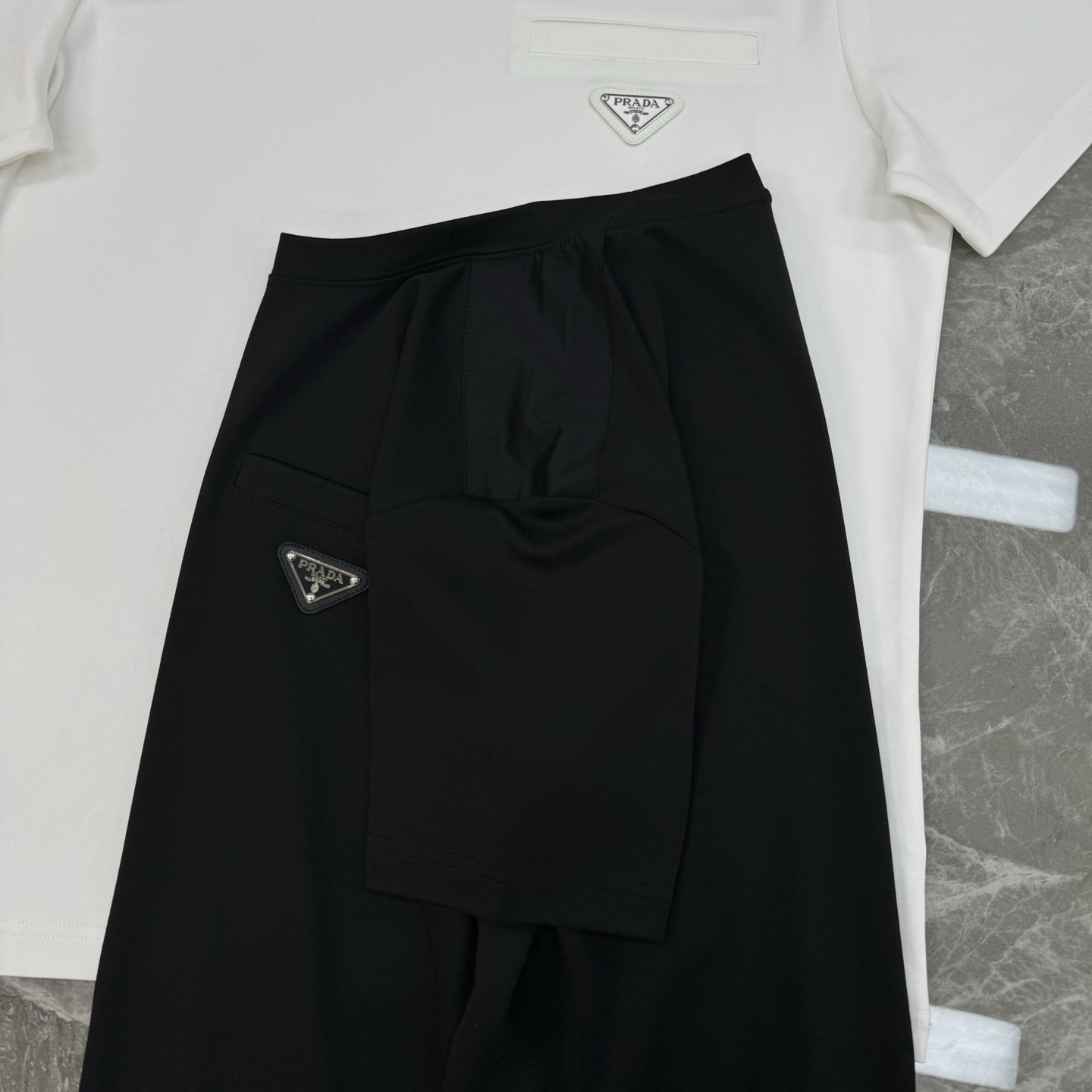 Prada普拉达25s新款莫代尔T恤.金属三角标拼接面料.采用300g莫代尔面料.肩部拼接设计.胸前口袋