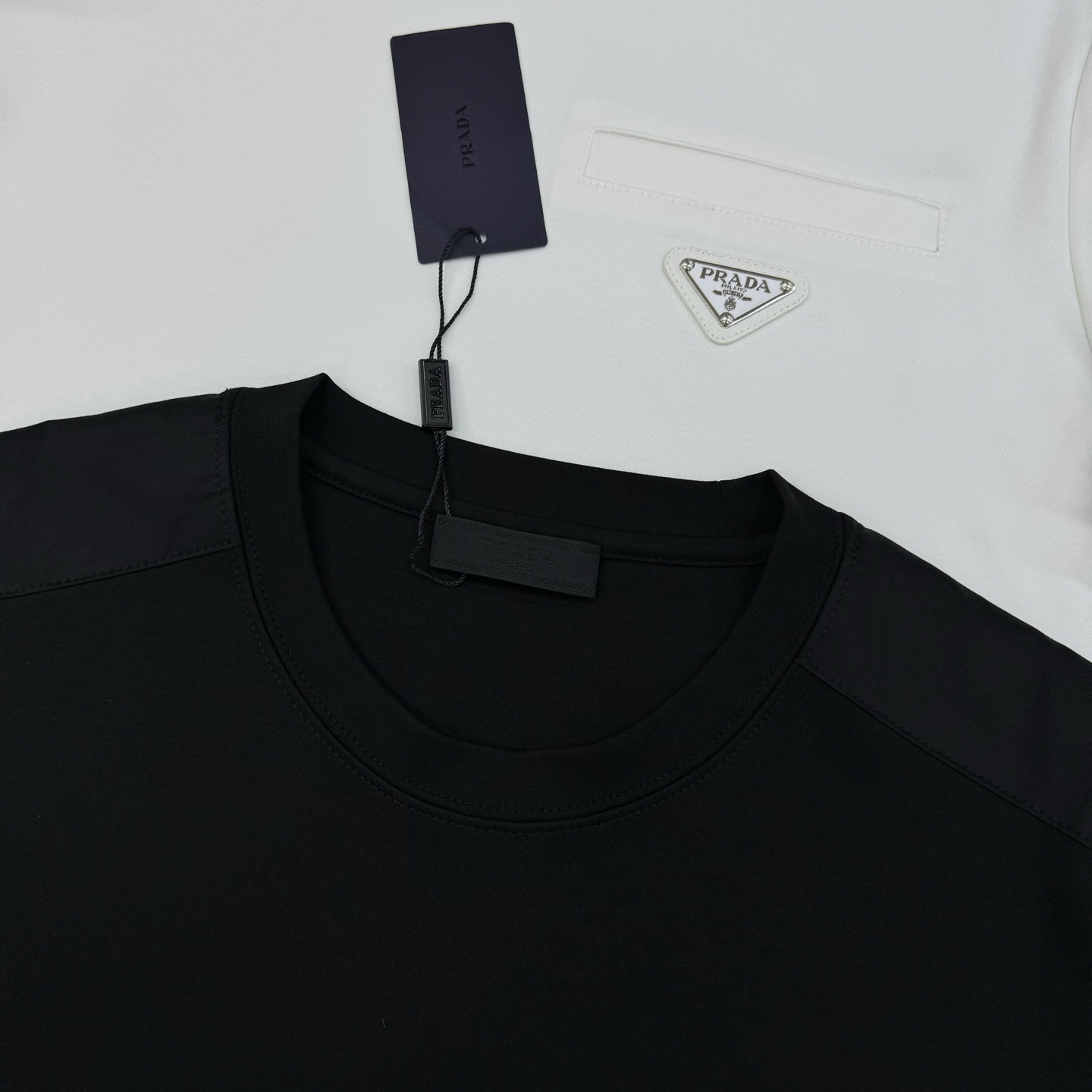 Prada普拉达25s新款莫代尔T恤.金属三角标拼接面料.采用300g莫代尔面料.肩部拼接设计.胸前口袋