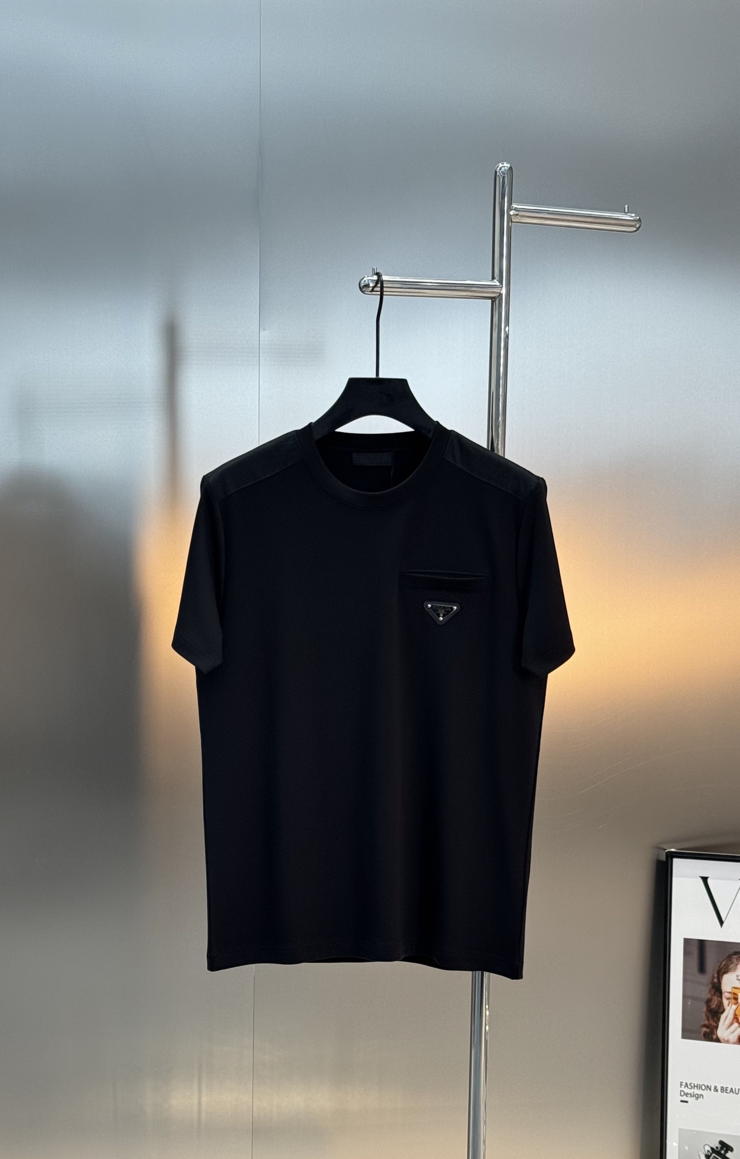 Prada普拉达25s新款莫代尔T恤.金属三角标拼接面料.采用300g莫代尔面料.肩部拼接设计.胸前口袋