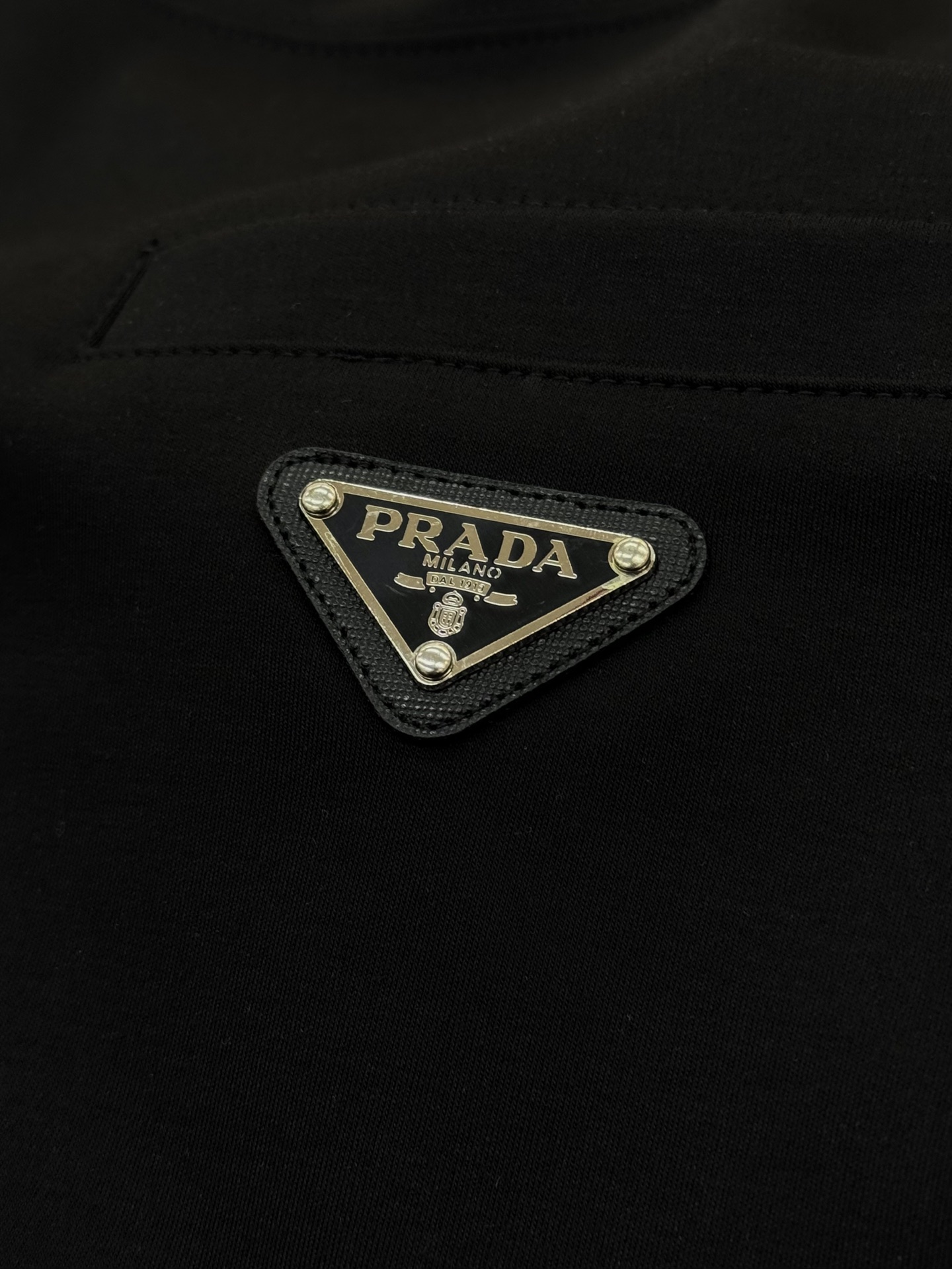 Prada普拉达25s新款莫代尔T恤.金属三角标拼接面料.采用300g莫代尔面料.肩部拼接设计.胸前口袋