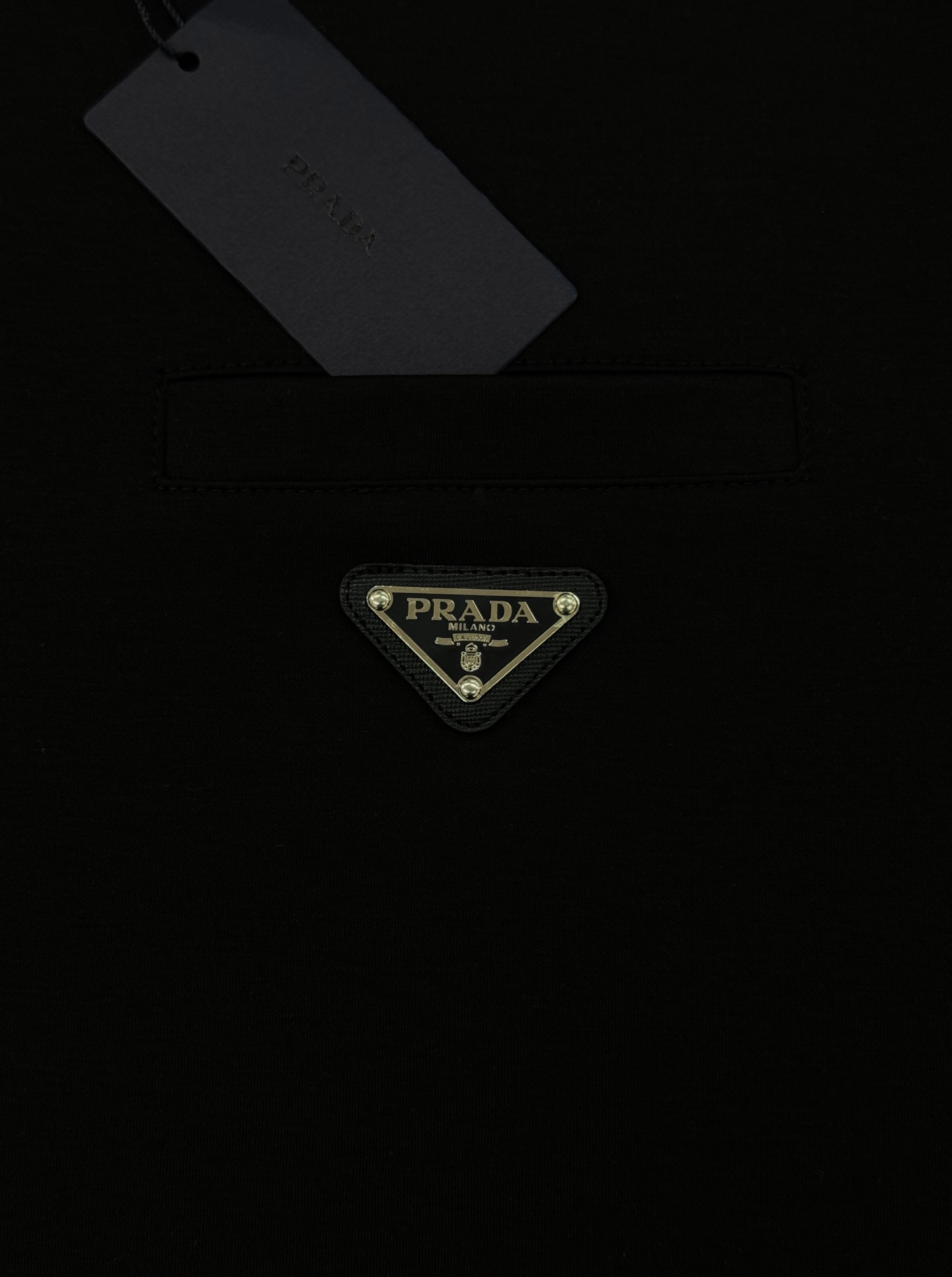 Prada普拉达25s新款莫代尔T恤.金属三角标拼接面料.采用300g莫代尔面料.肩部拼接设计.胸前口袋