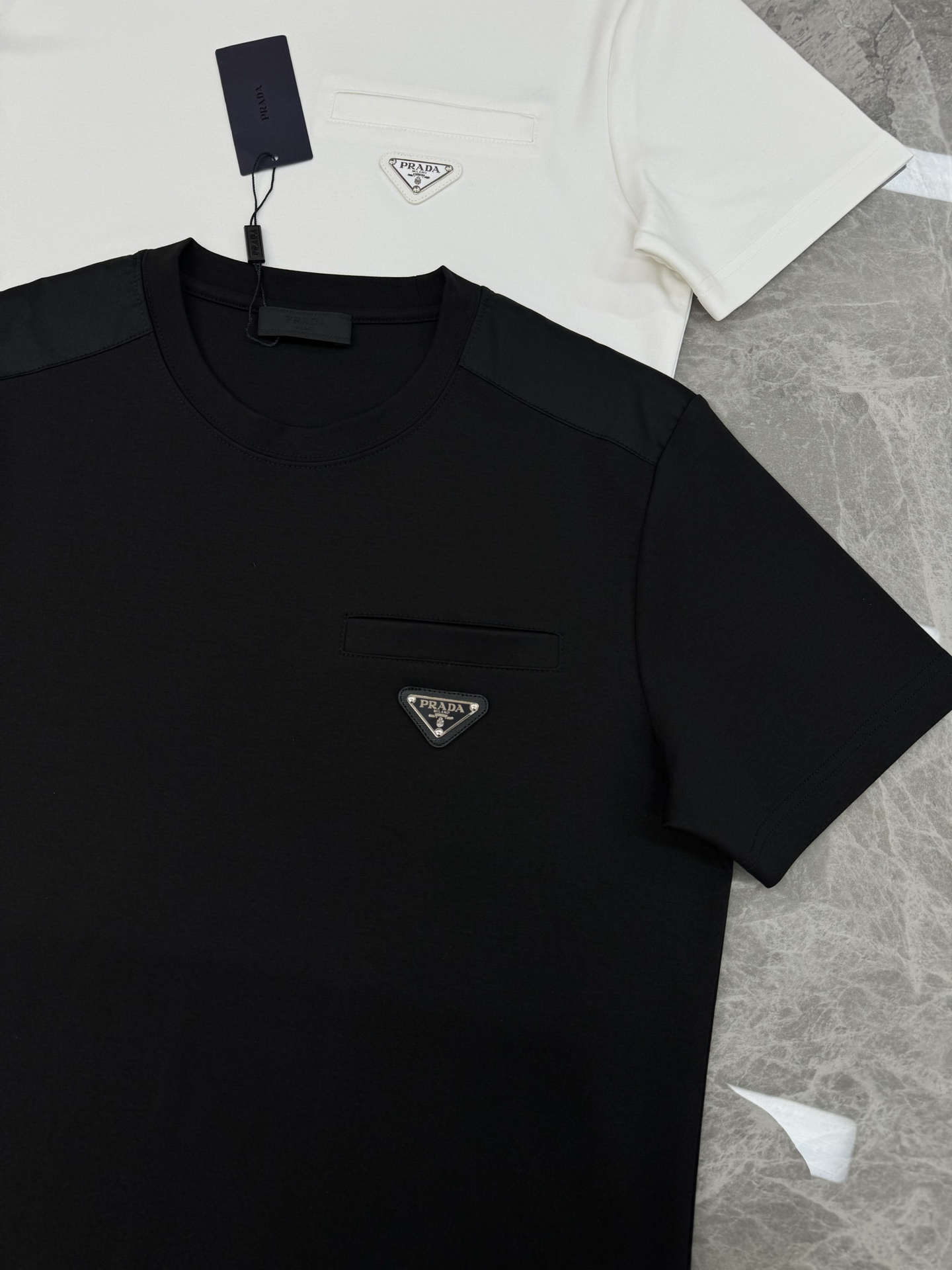 Prada普拉达25s新款莫代尔T恤.金属三角标拼接面料.采用300g莫代尔面料.肩部拼接设计.胸前口袋