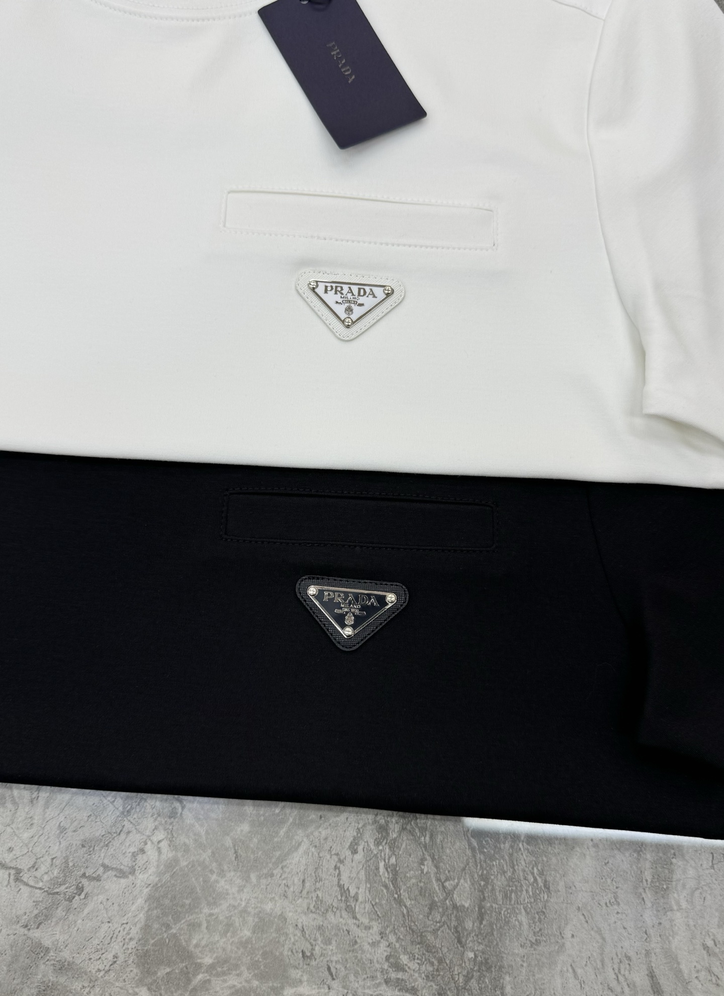 Prada普拉达25s新款莫代尔T恤.金属三角标拼接面料.采用300g莫代尔面料.肩部拼接设计.胸前口袋