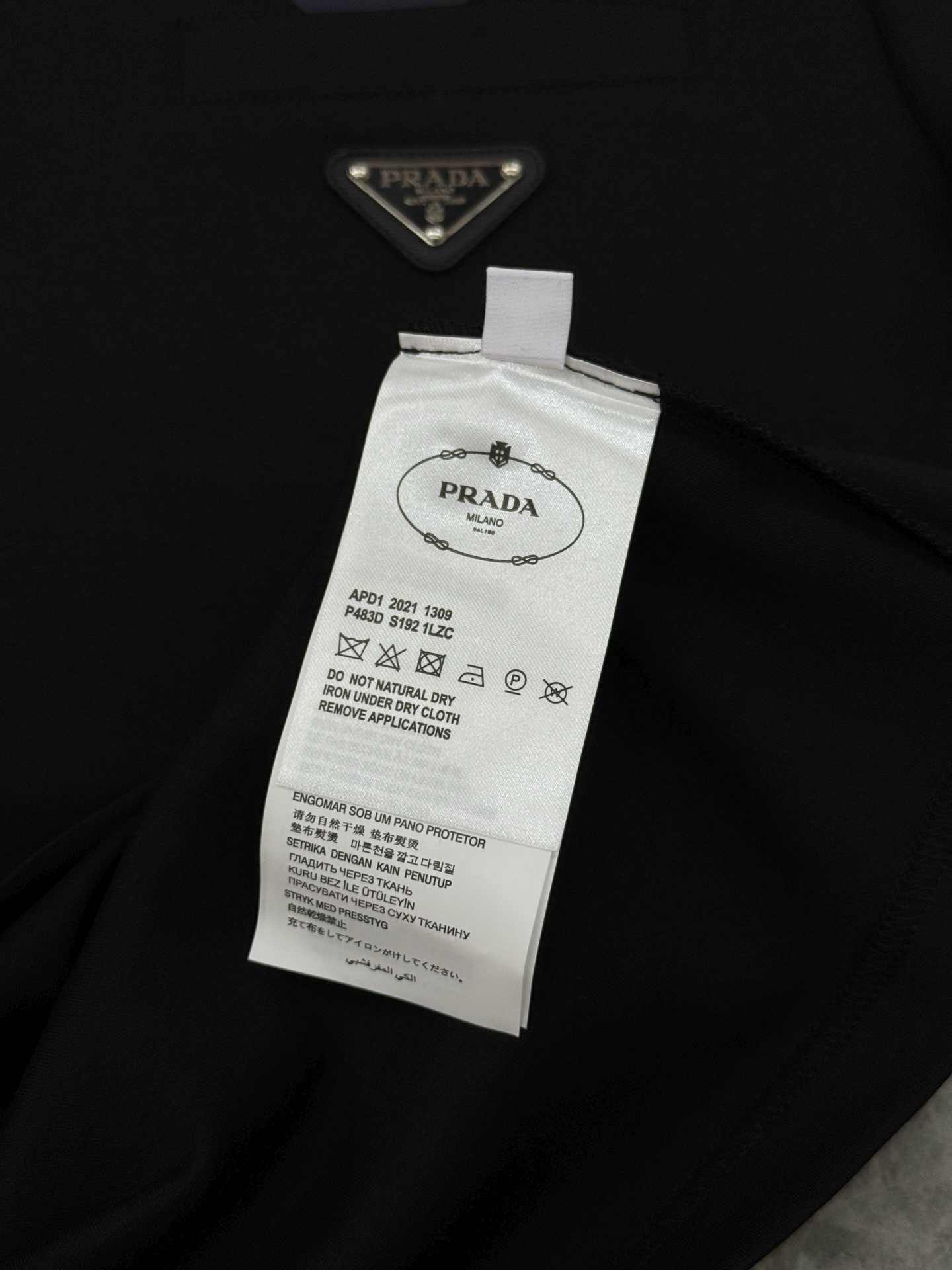 Prada普拉达25s新款莫代尔T恤.金属三角标拼接面料.采用300g莫代尔面料.肩部拼接设计.胸前口袋