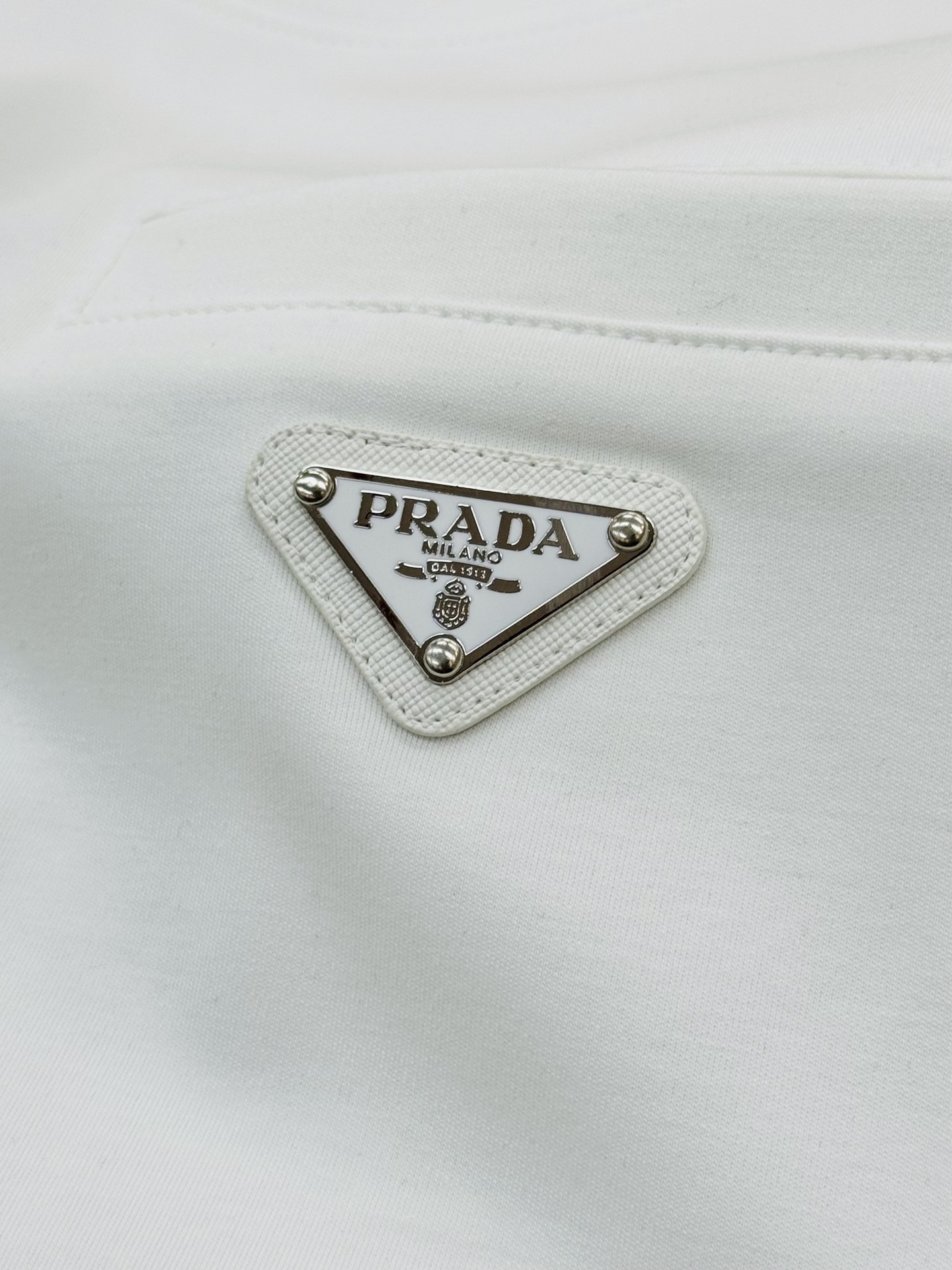 Prada普拉达25s新款莫代尔T恤.金属三角标拼接面料.采用300g莫代尔面料.肩部拼接设计.胸前口袋