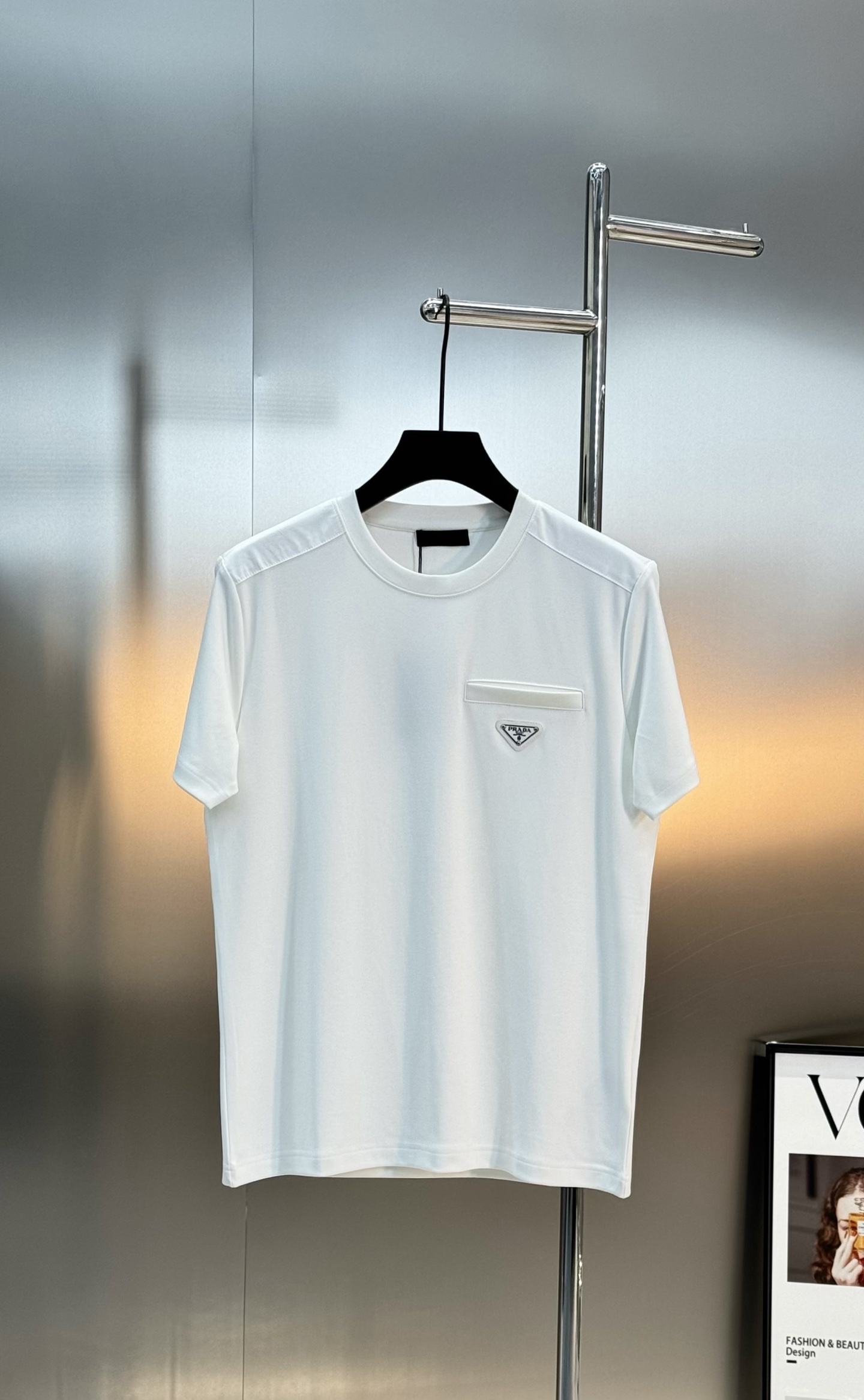 Prada普拉达25s新款莫代尔T恤.金属三角标拼接面料.采用300g莫代尔面料.肩部拼接设计.胸前口袋