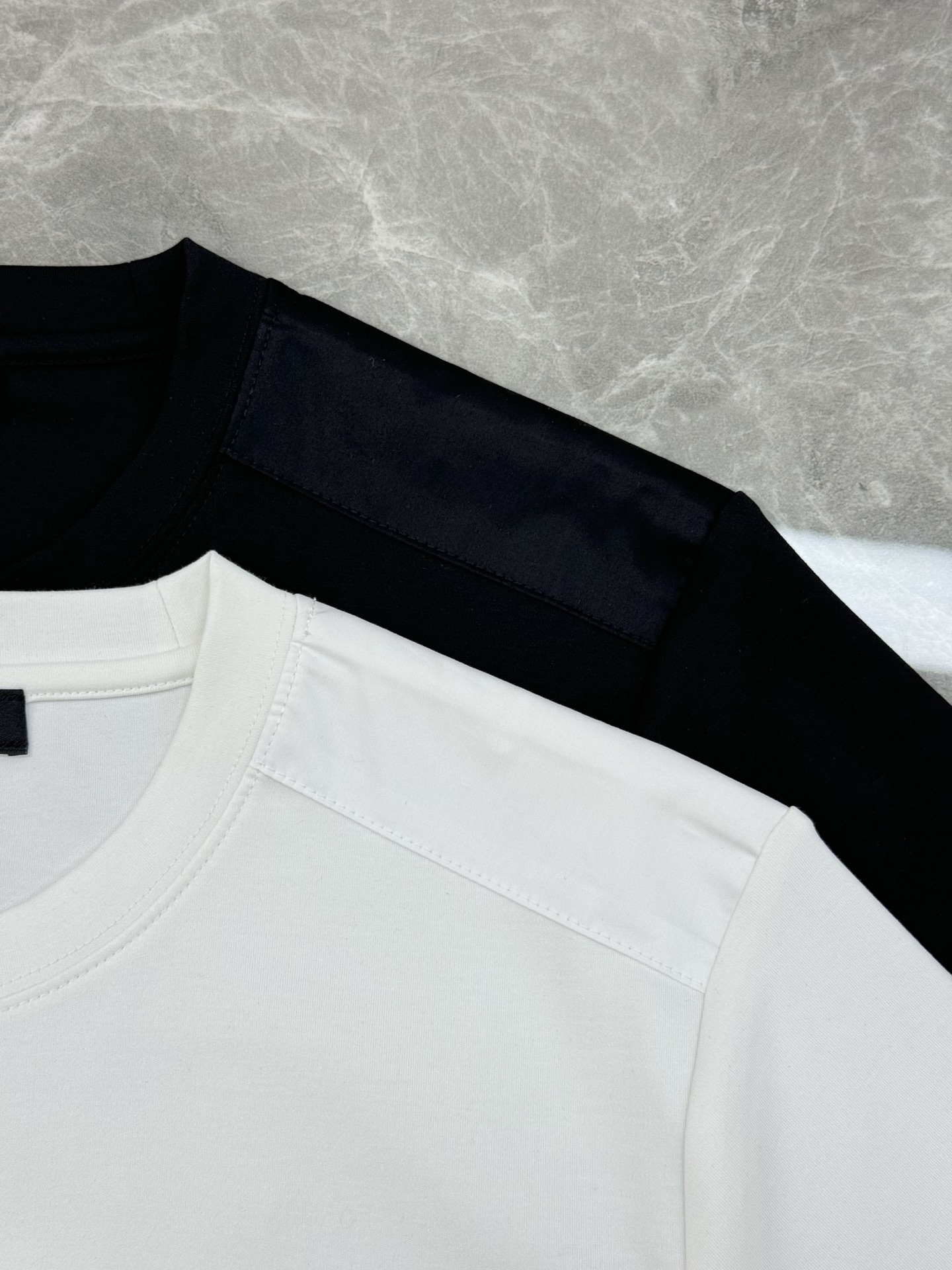 Prada普拉达25s新款莫代尔T恤.金属三角标拼接面料.采用300g莫代尔面料.肩部拼接设计.胸前口袋