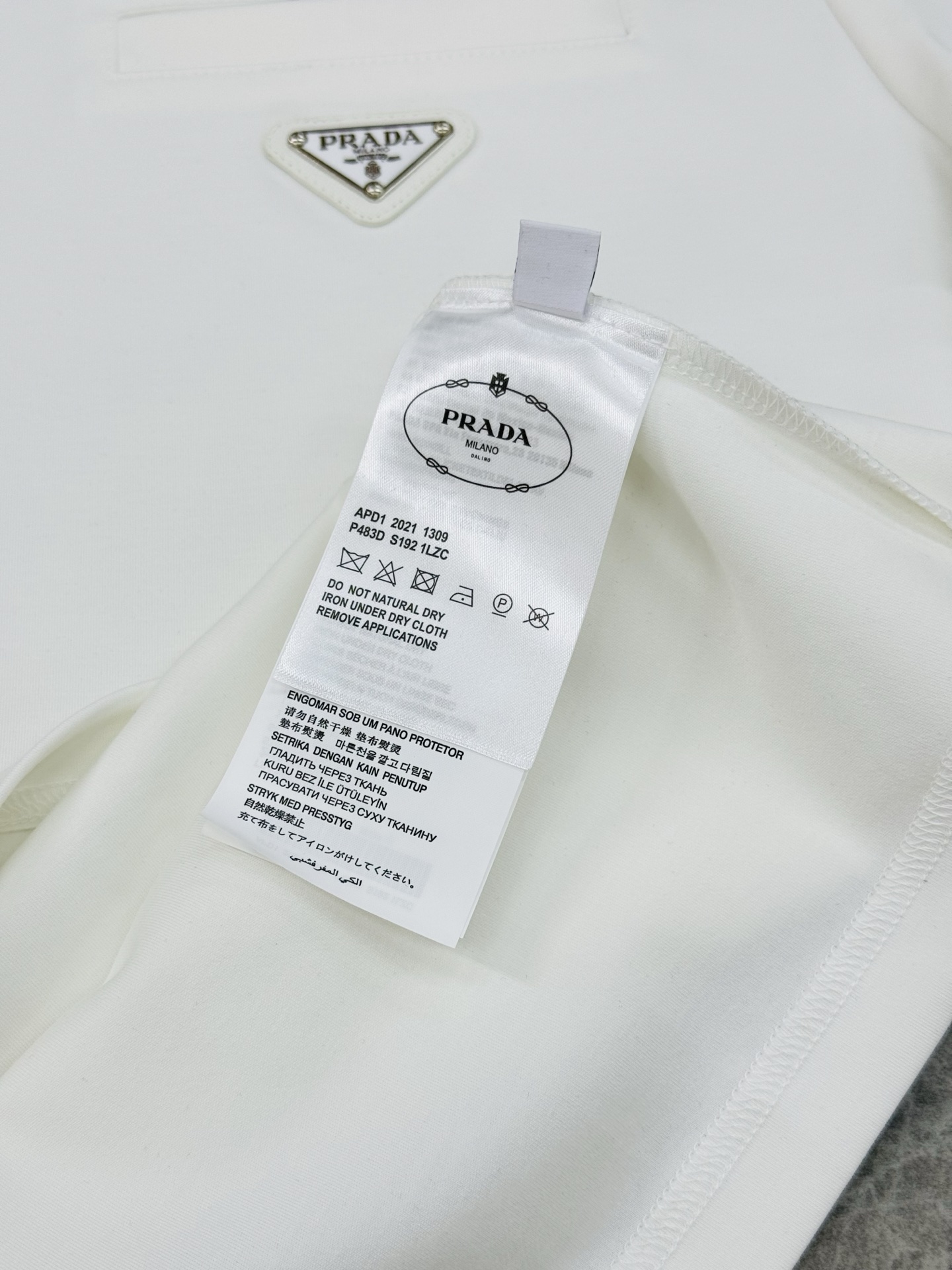 Prada普拉达25s新款莫代尔T恤.金属三角标拼接面料.采用300g莫代尔面料.肩部拼接设计.胸前口袋