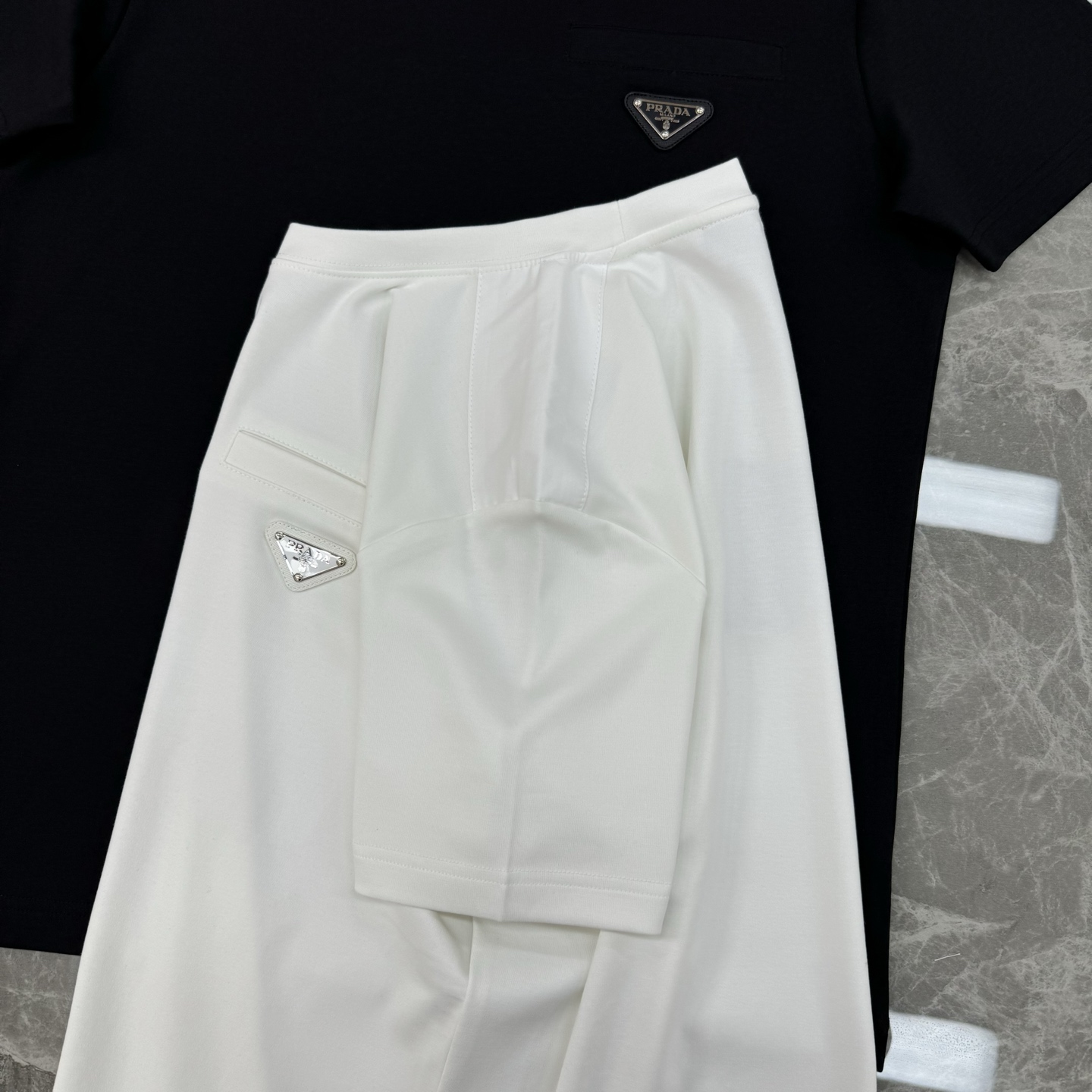 Prada普拉达25s新款莫代尔T恤.金属三角标拼接面料.采用300g莫代尔面料.肩部拼接设计.胸前口袋