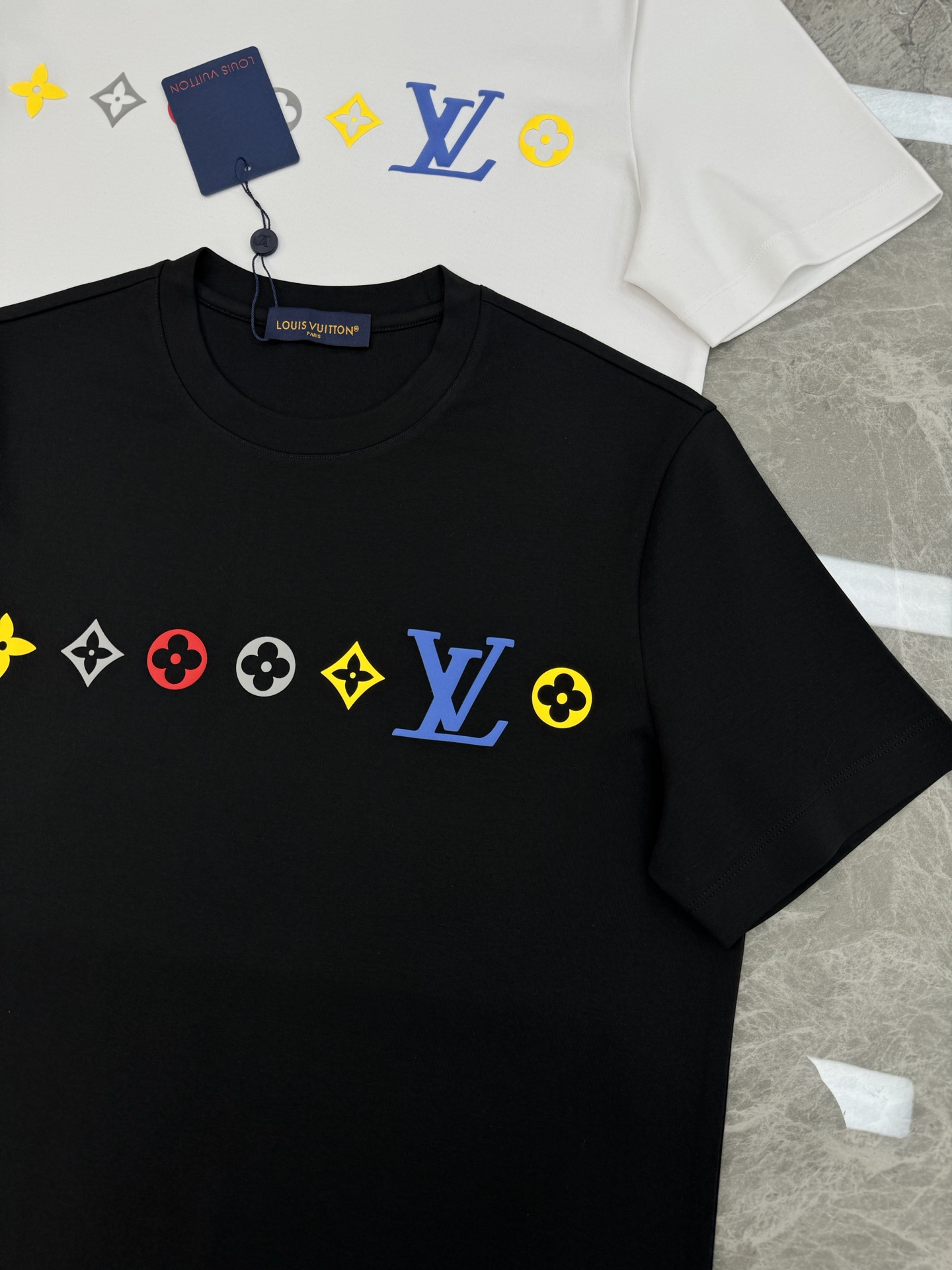 驴牌*25s新款莫代尔T恤.此款打底衫以基础的版型为框架.胸口采用烫画立体工艺，经典lv三花色彩搭配品牌