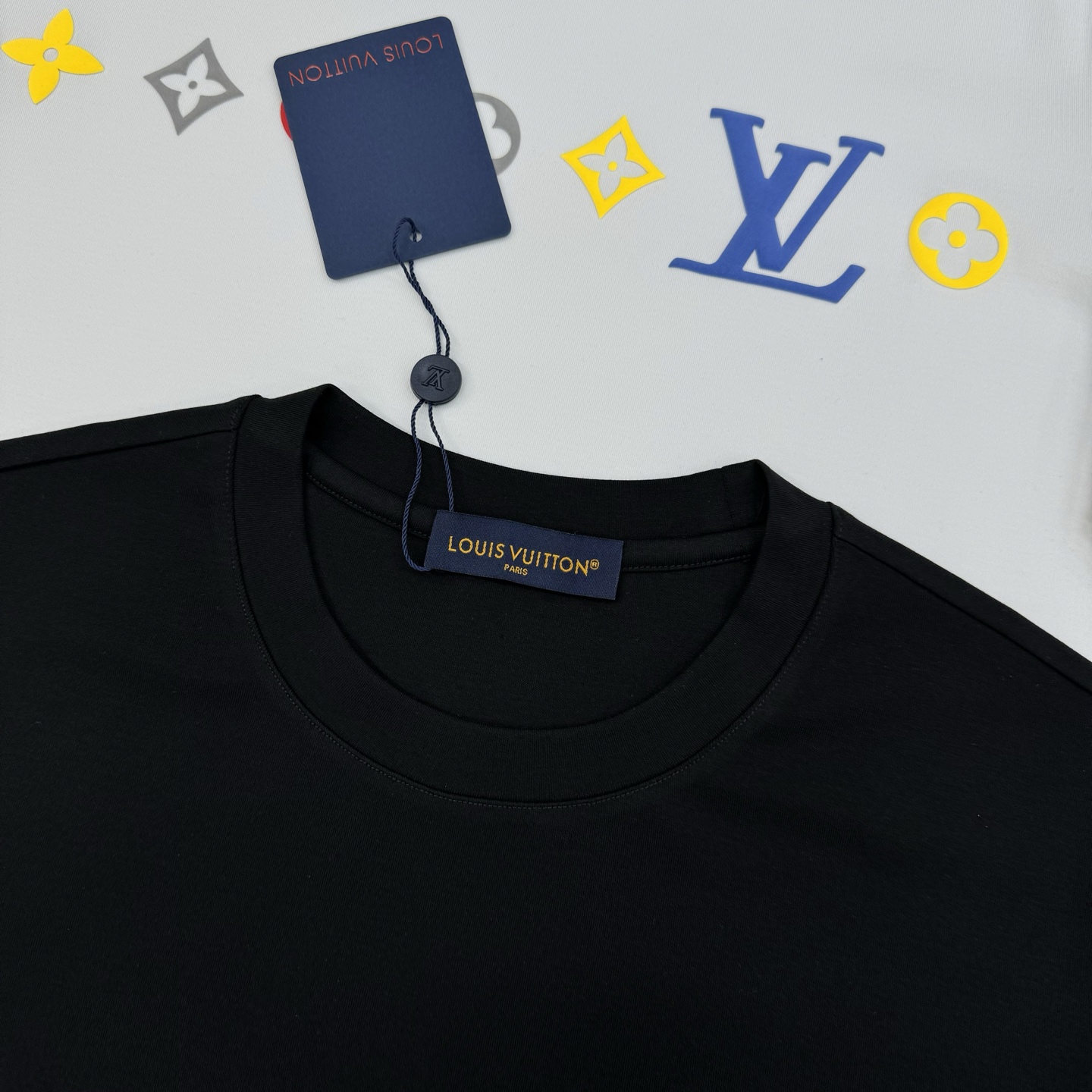 驴牌*25s新款莫代尔T恤.此款打底衫以基础的版型为框架.胸口采用烫画立体工艺，经典lv三花色彩搭配品牌