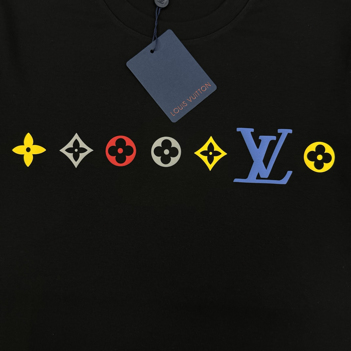 驴牌*25s新款莫代尔T恤.此款打底衫以基础的版型为框架.胸口采用烫画立体工艺，经典lv三花色彩搭配品牌