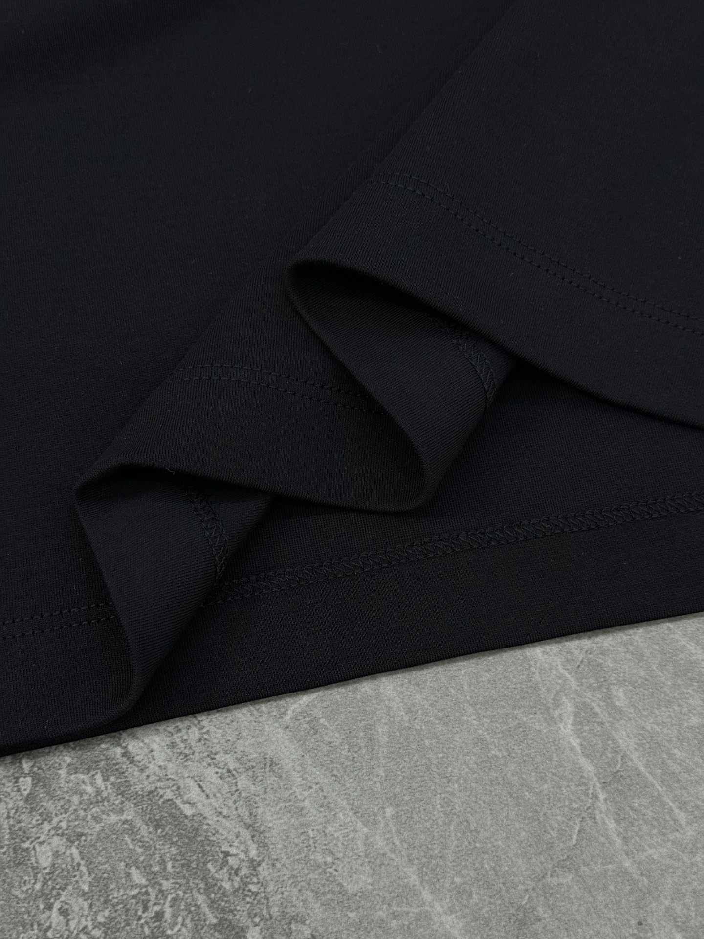 驴牌*25s新款莫代尔T恤.此款打底衫以基础的版型为框架.胸口采用烫画立体工艺，经典lv三花色彩搭配品牌