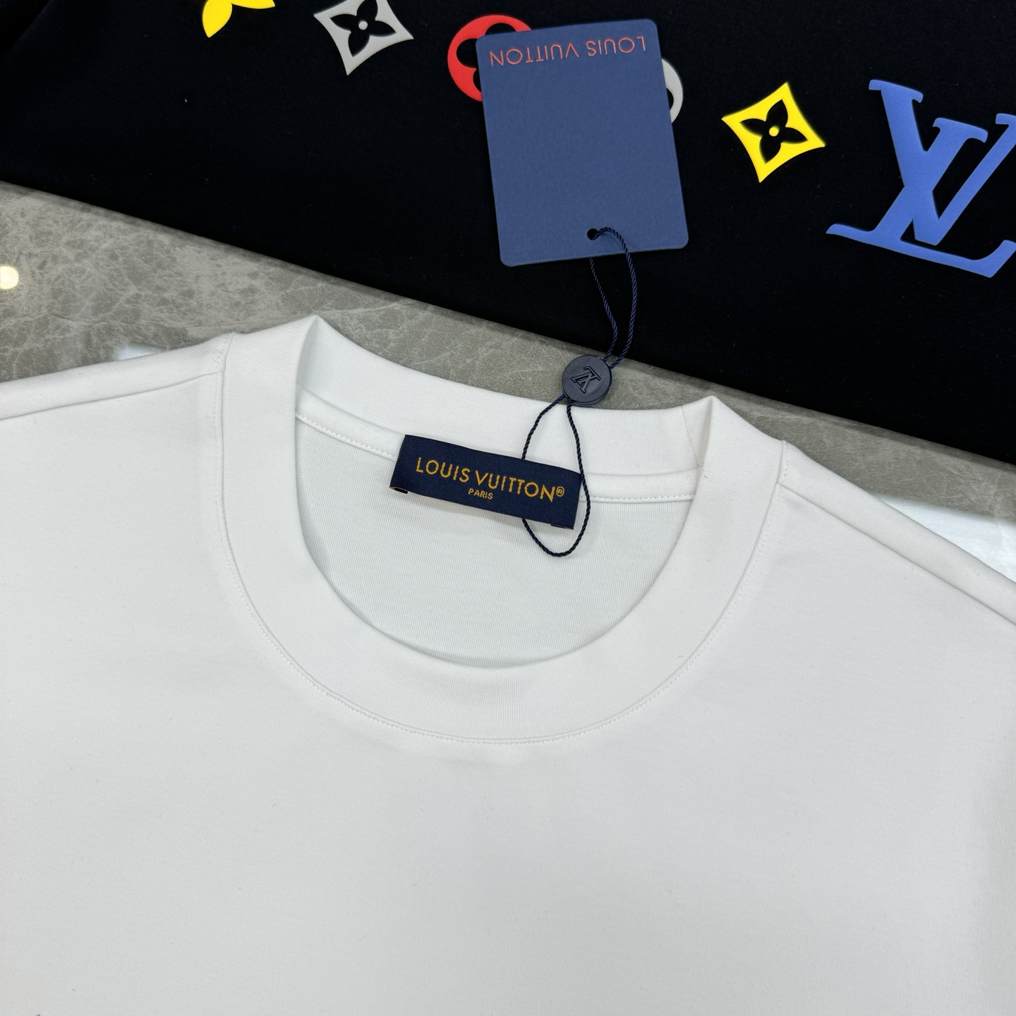 驴牌*25s新款莫代尔T恤.此款打底衫以基础的版型为框架.胸口采用烫画立体工艺，经典lv三花色彩搭配品牌