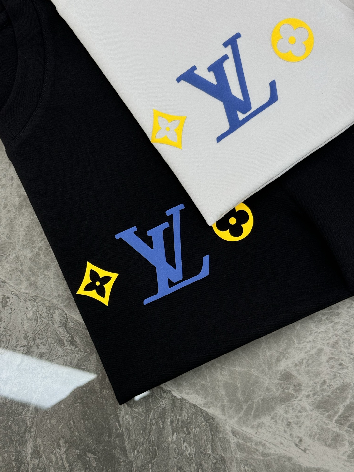 驴牌*25s新款莫代尔T恤.此款打底衫以基础的版型为框架.胸口采用烫画立体工艺，经典lv三花色彩搭配品牌