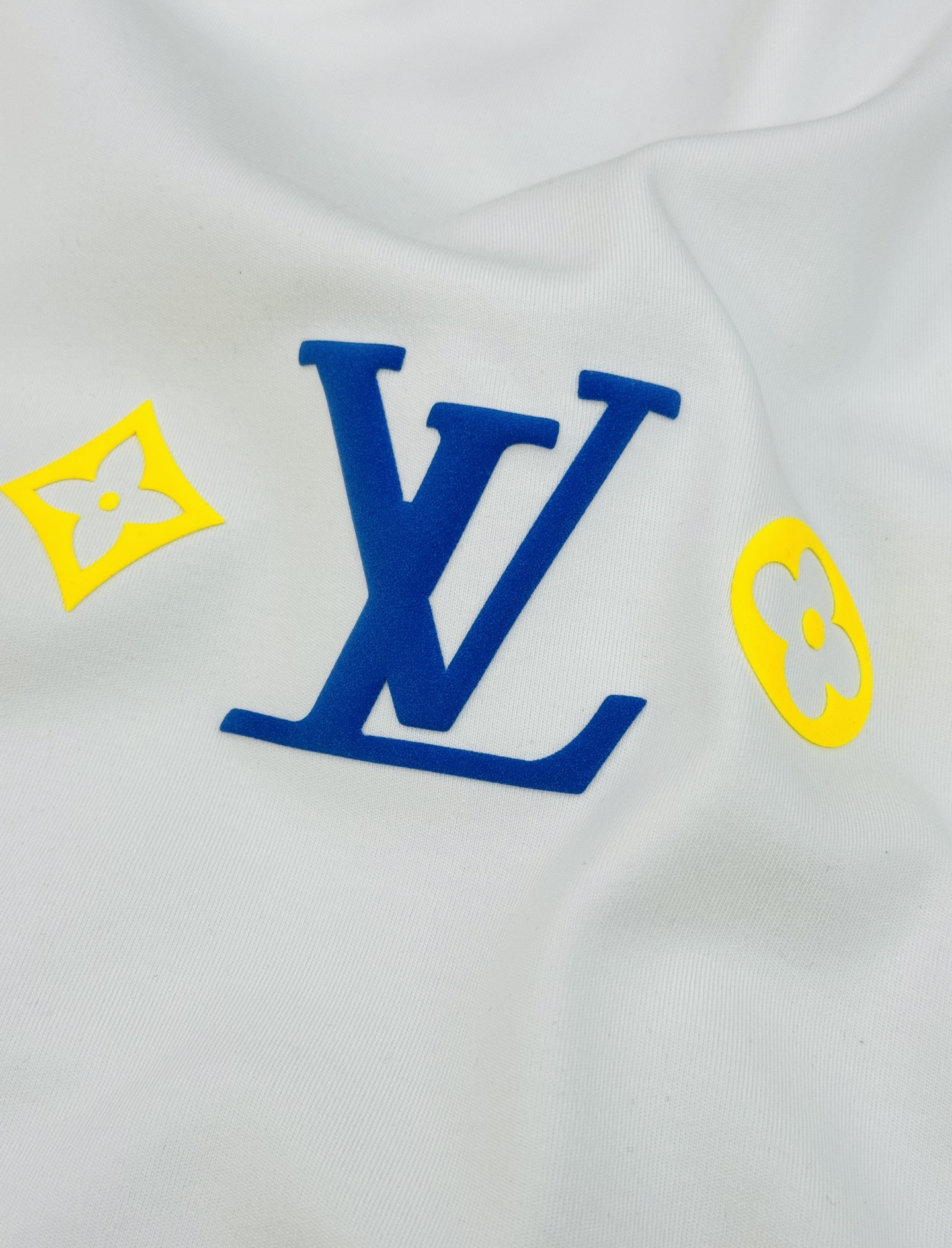 驴牌*25s新款莫代尔T恤.此款打底衫以基础的版型为框架.胸口采用烫画立体工艺，经典lv三花色彩搭配品牌