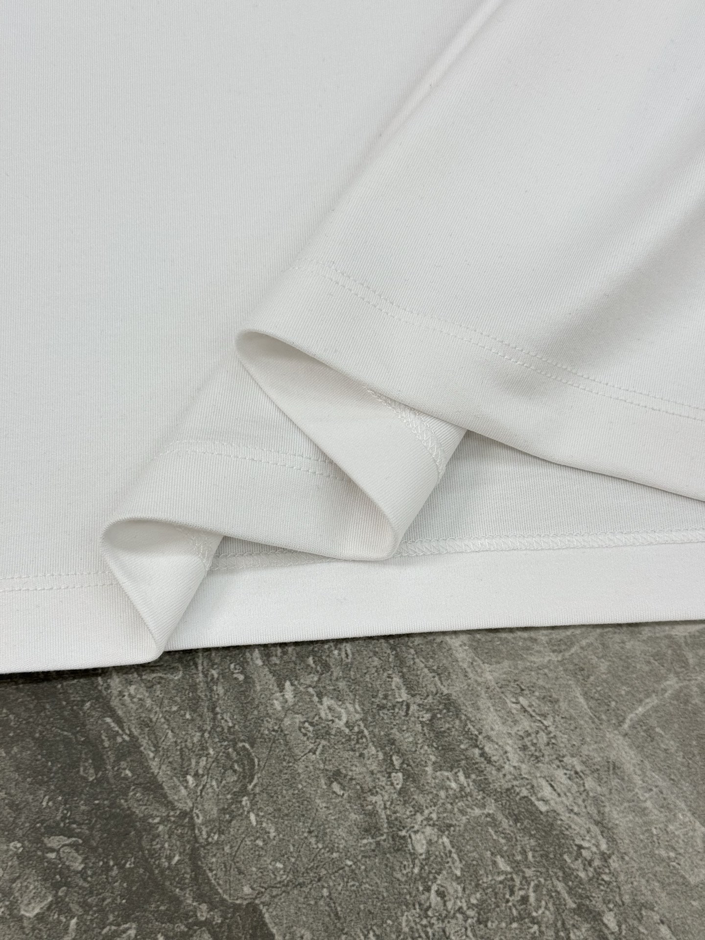 驴牌*25s新款莫代尔T恤.此款打底衫以基础的版型为框架.胸口采用烫画立体工艺，经典lv三花色彩搭配品牌