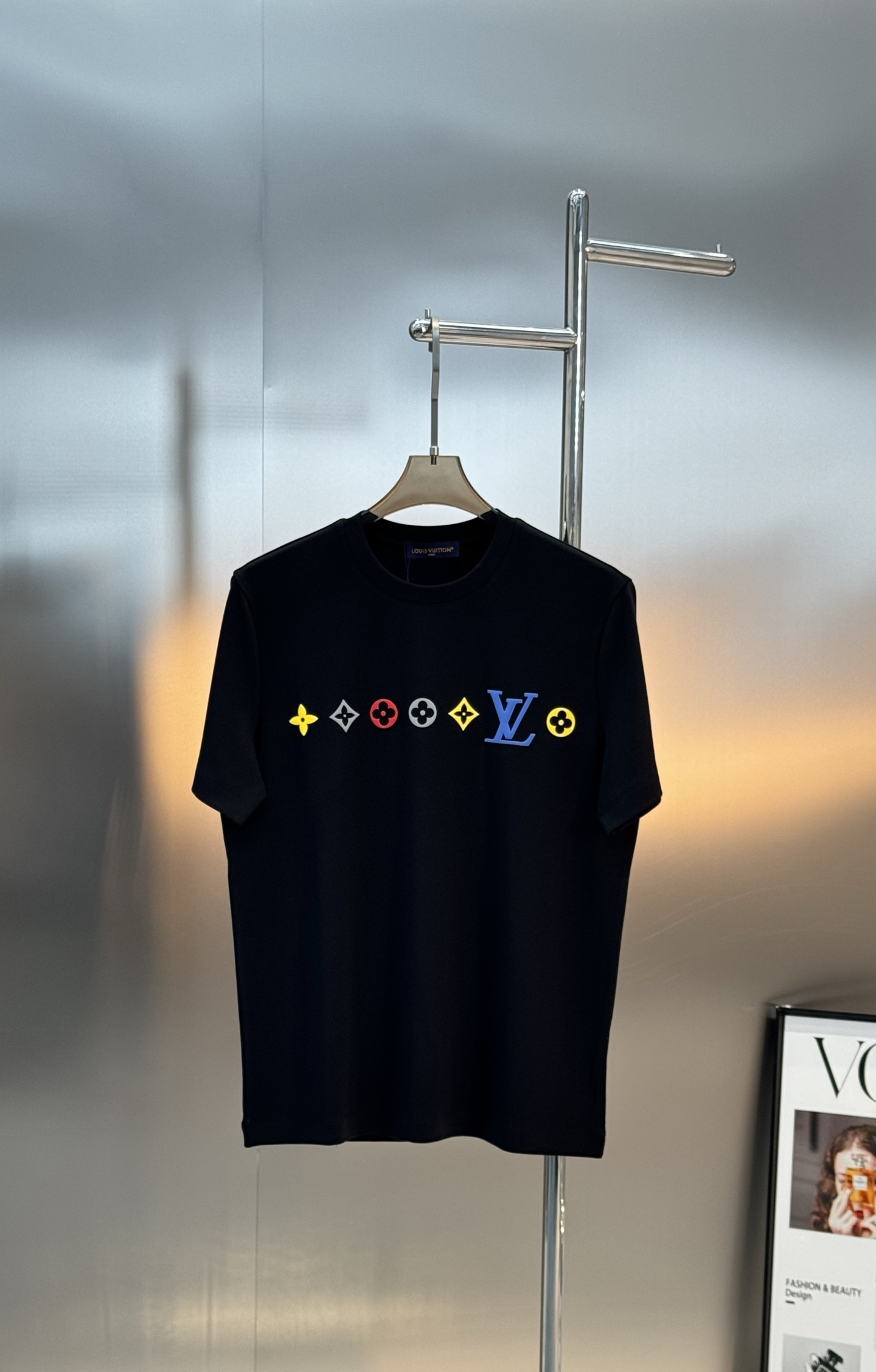 驴牌*25s新款莫代尔T恤.此款打底衫以基础的版型为框架.胸口采用烫画立体工艺，经典lv三花色彩搭配品牌