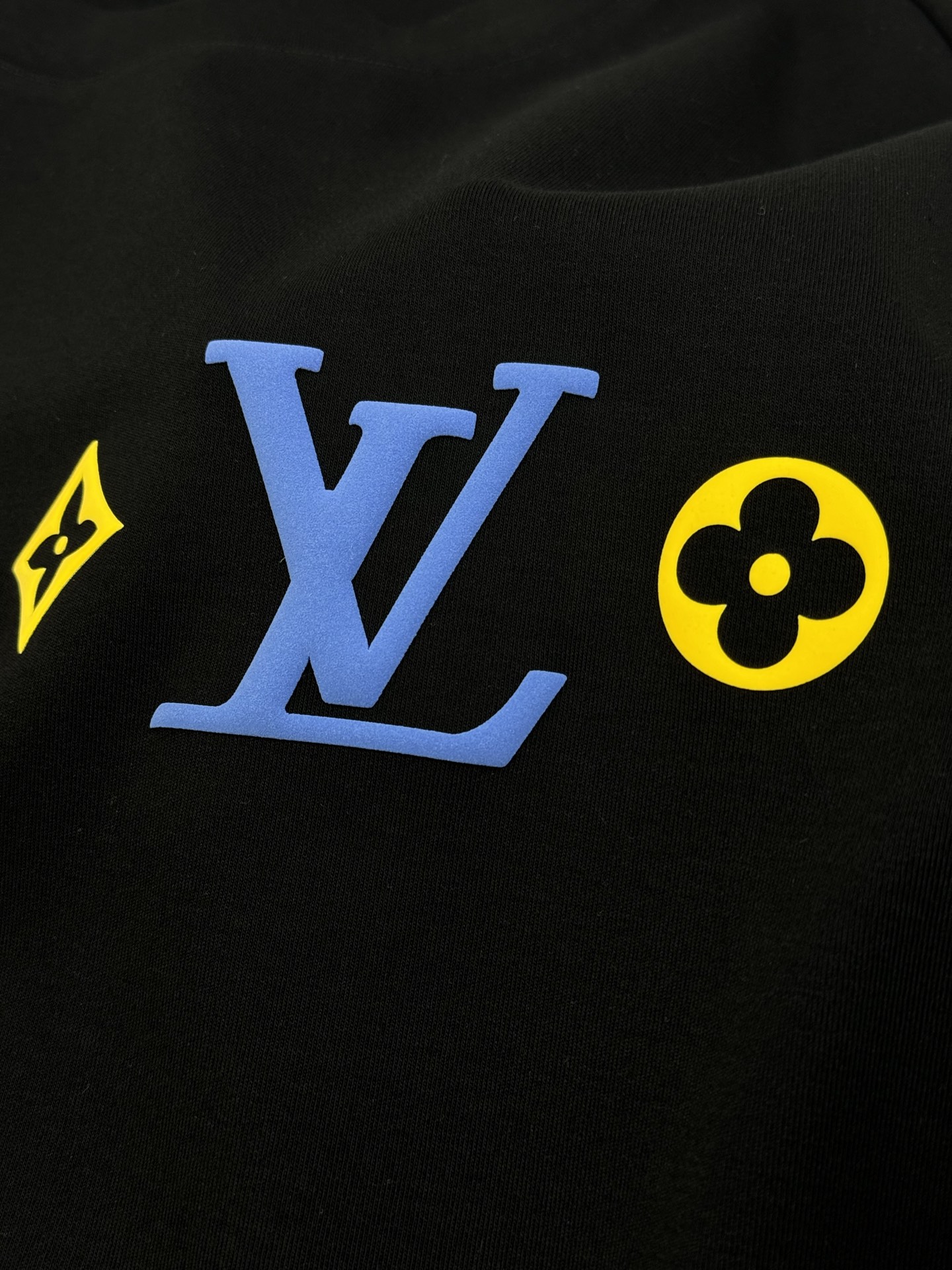 驴牌*25s新款莫代尔T恤.此款打底衫以基础的版型为框架.胸口采用烫画立体工艺，经典lv三花色彩搭配品牌