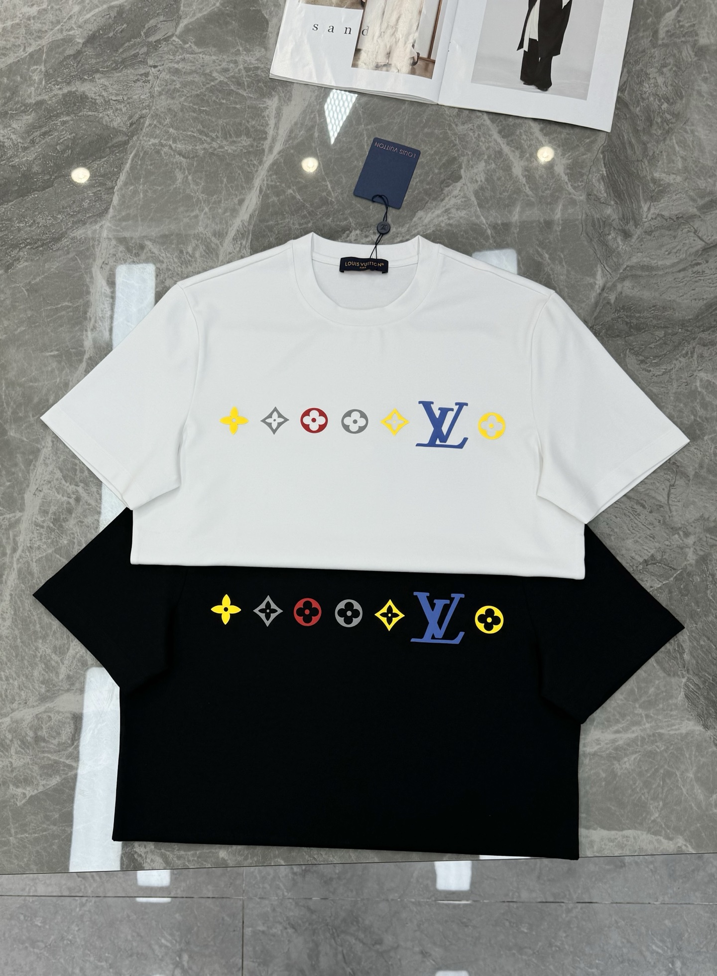 驴牌*25s新款莫代尔T恤.此款打底衫以基础的版型为框架.胸口采用烫画立体工艺，经典lv三花色彩搭配品牌