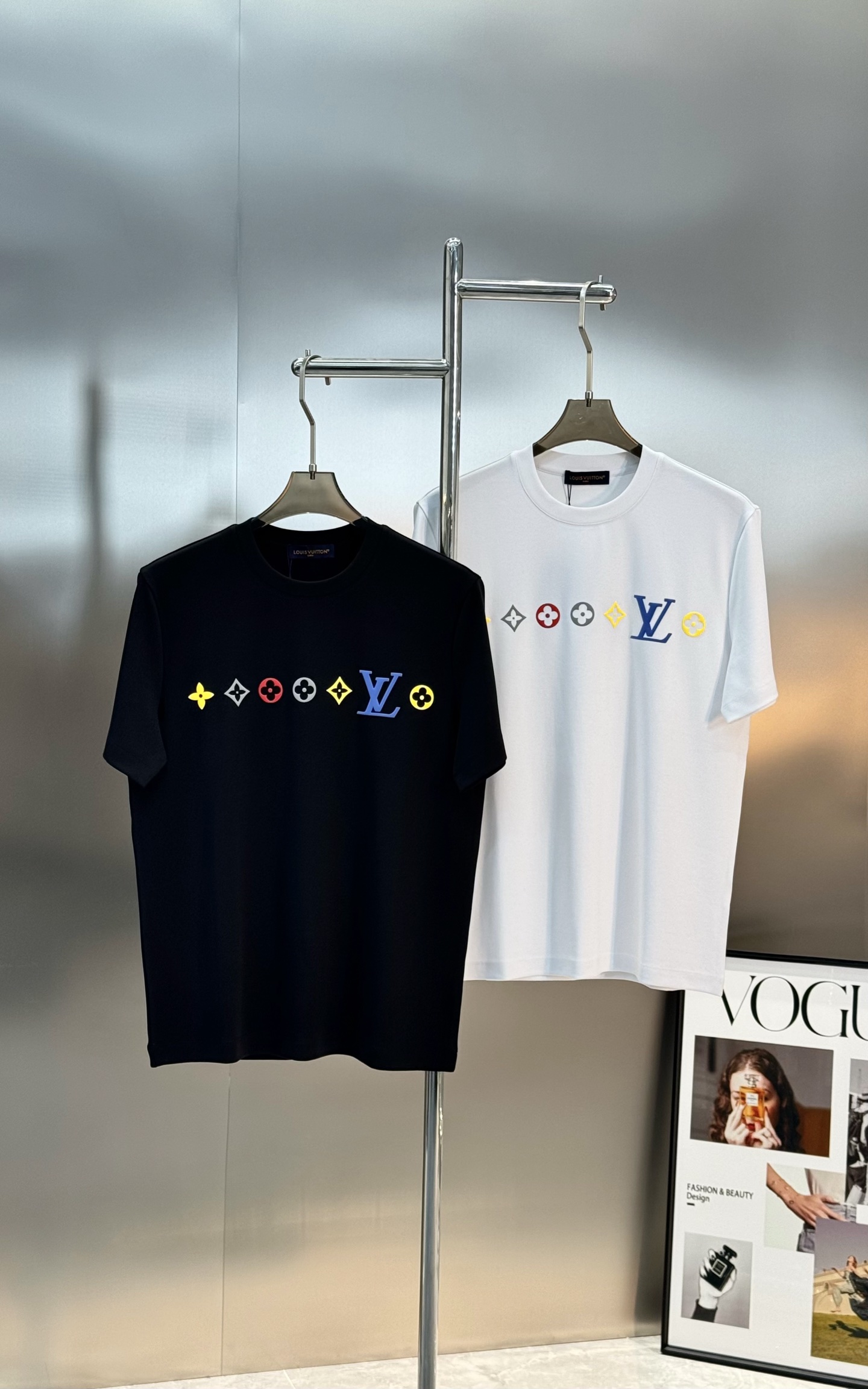 驴牌*25s新款莫代尔T恤.此款打底衫以基础的版型为框架.胸口采用烫画立体工艺，经典lv三花色彩搭配品牌