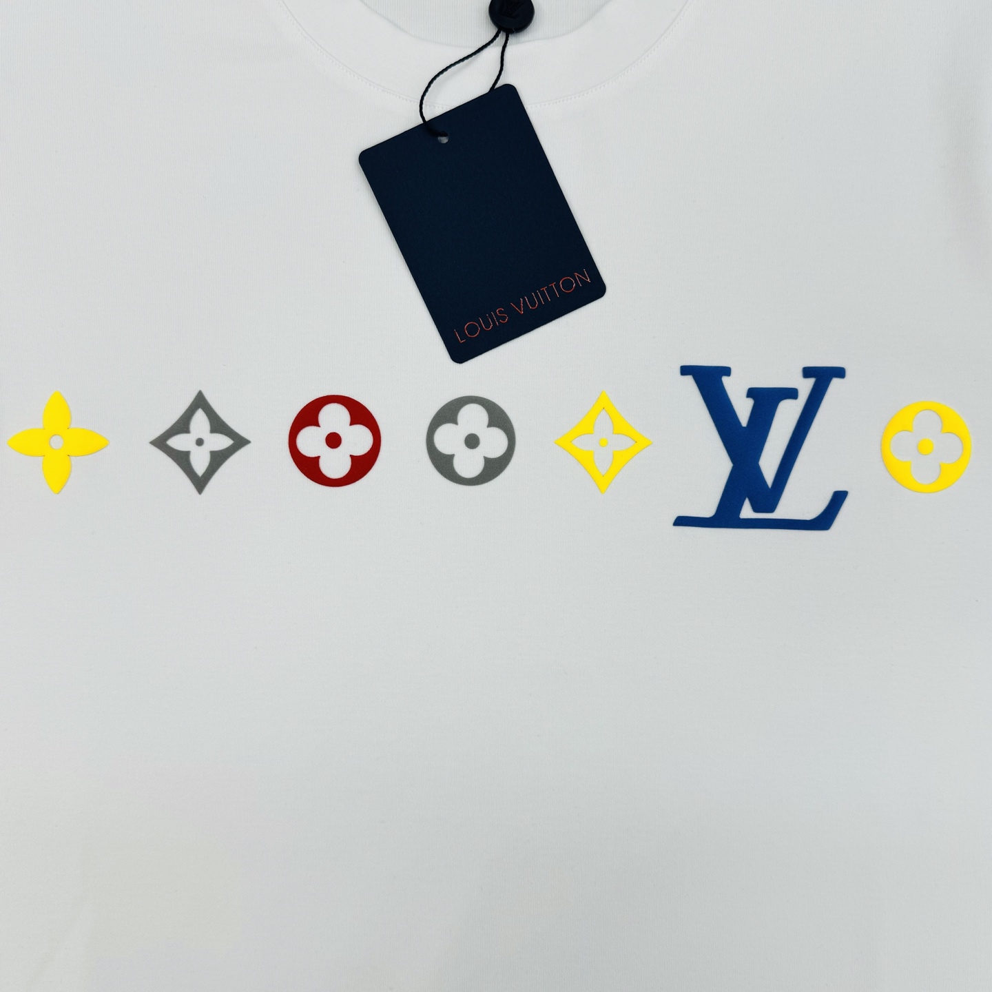 驴牌*25s新款莫代尔T恤.此款打底衫以基础的版型为框架.胸口采用烫画立体工艺，经典lv三花色彩搭配品牌