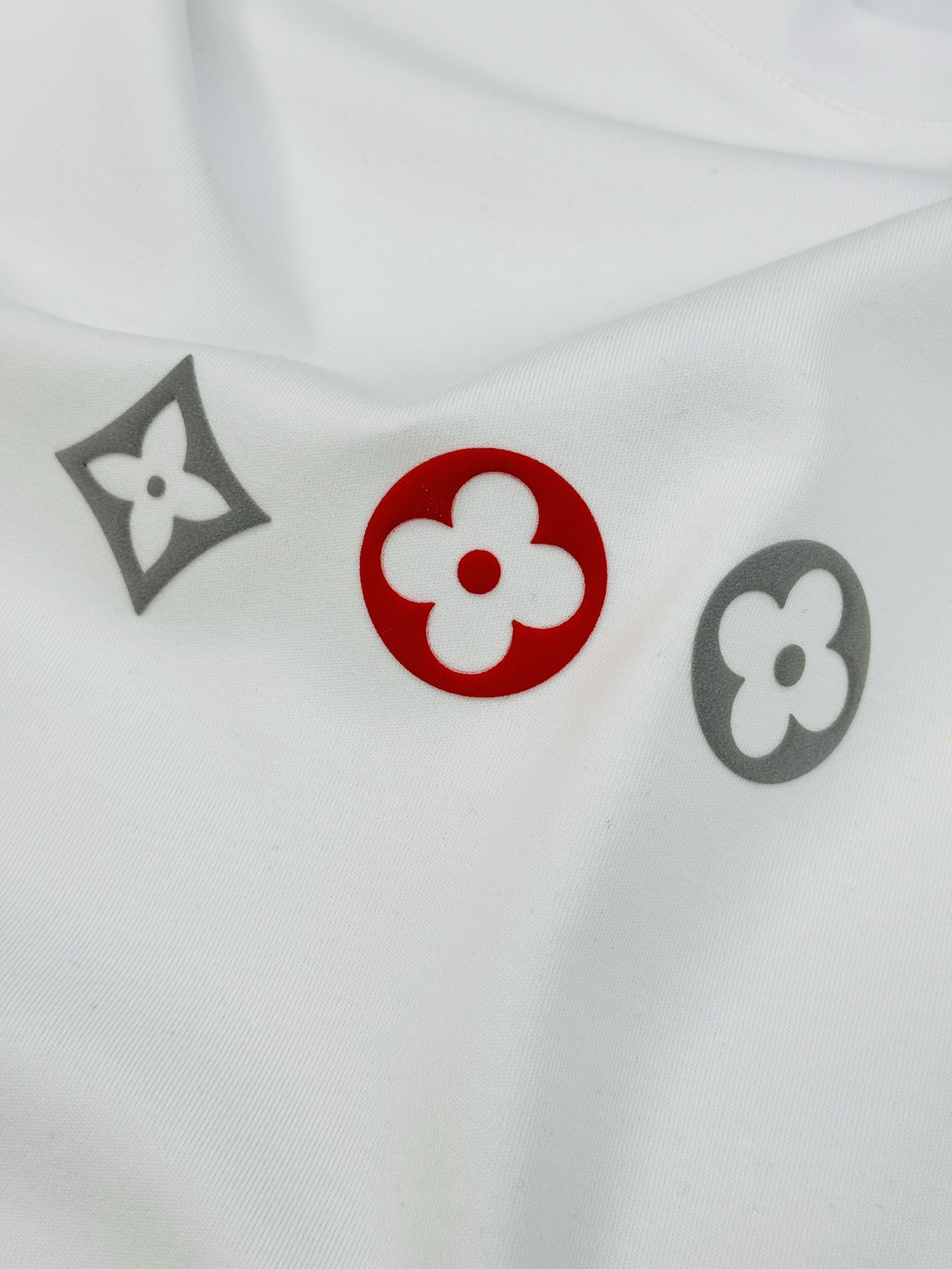 驴牌*25s新款莫代尔T恤.此款打底衫以基础的版型为框架.胸口采用烫画立体工艺，经典lv三花色彩搭配品牌