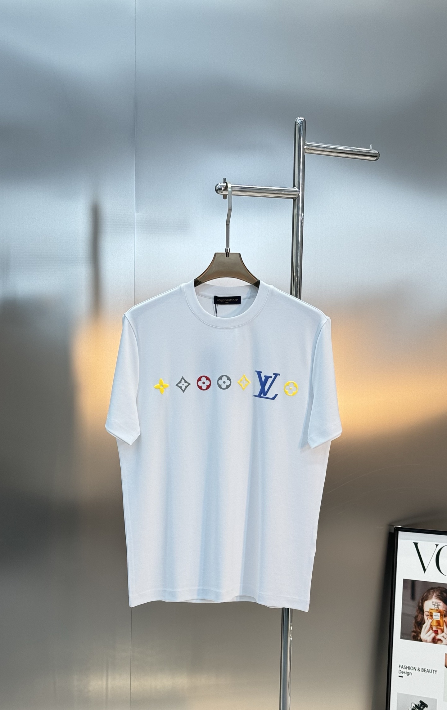 驴牌*25s新款莫代尔T恤.此款打底衫以基础的版型为框架.胸口采用烫画立体工艺，经典lv三花色彩搭配品牌