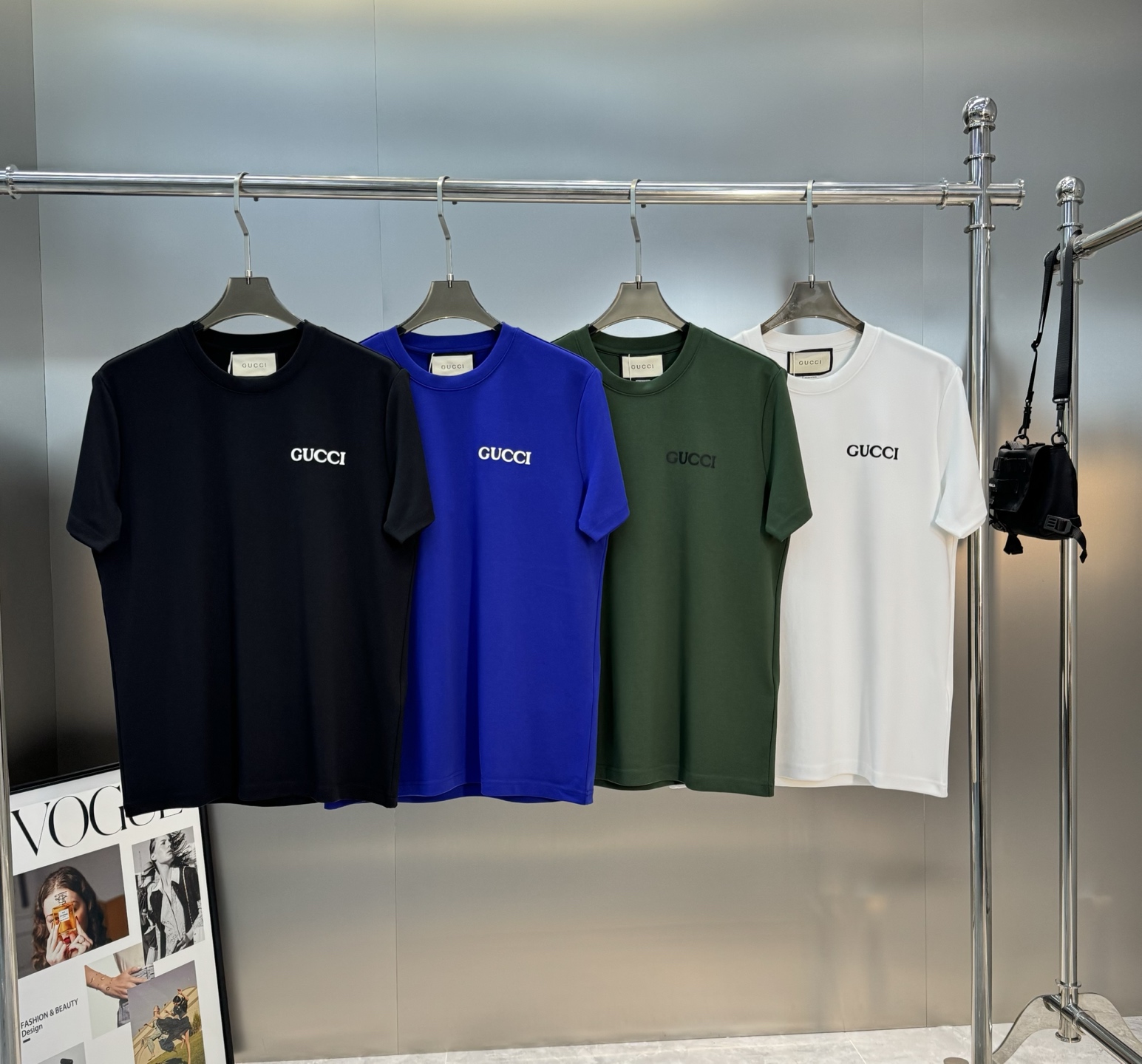 顶级颜值担当！GUCC*25s新款莫代尔T恤.新品推荐！当季颜值担当.素版基础款字母T恤.硅胶立体呈现.