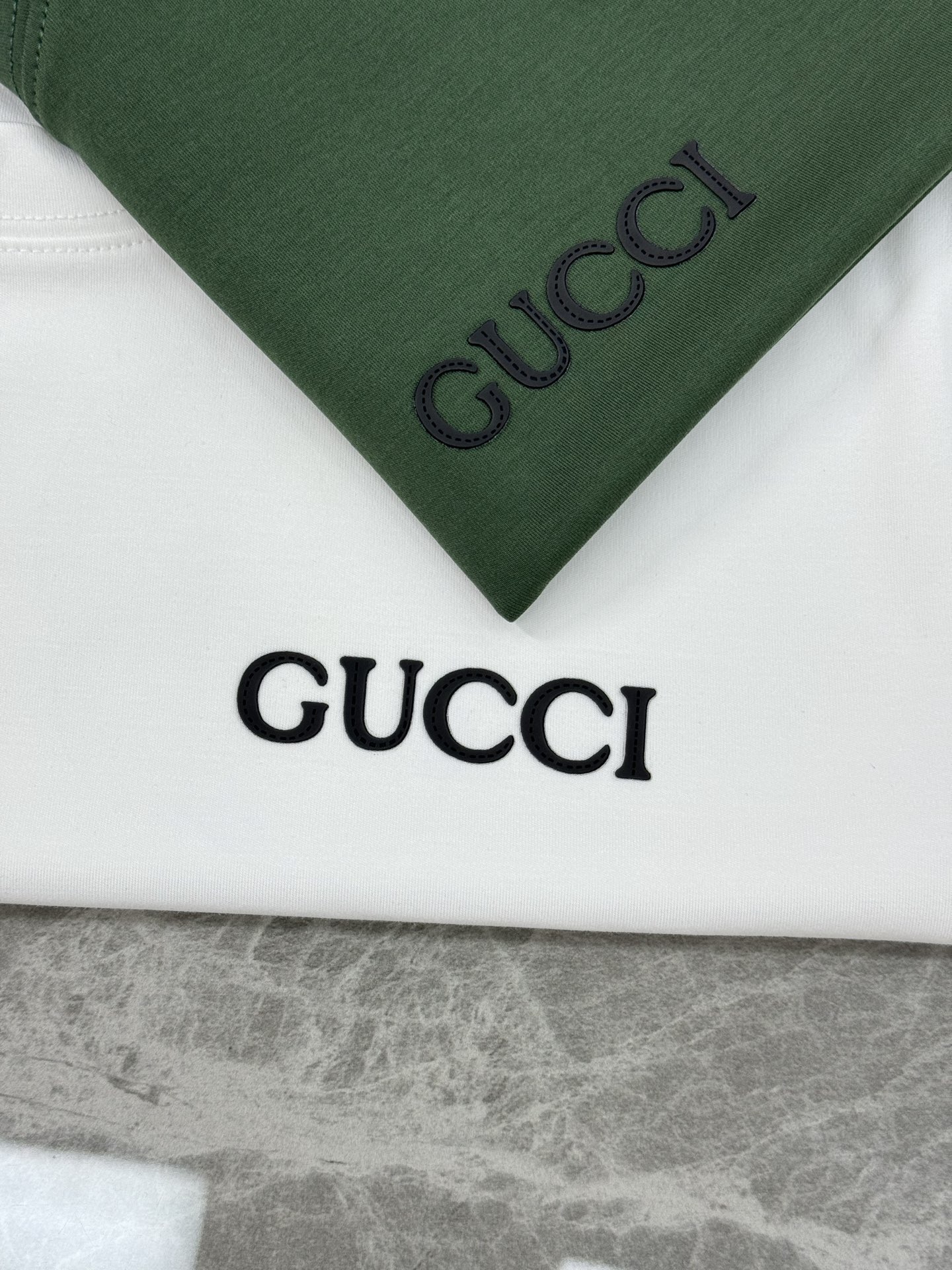 顶级颜值担当！GUCC*25s新款莫代尔T恤.新品推荐！当季颜值担当.素版基础款字母T恤.硅胶立体呈现.