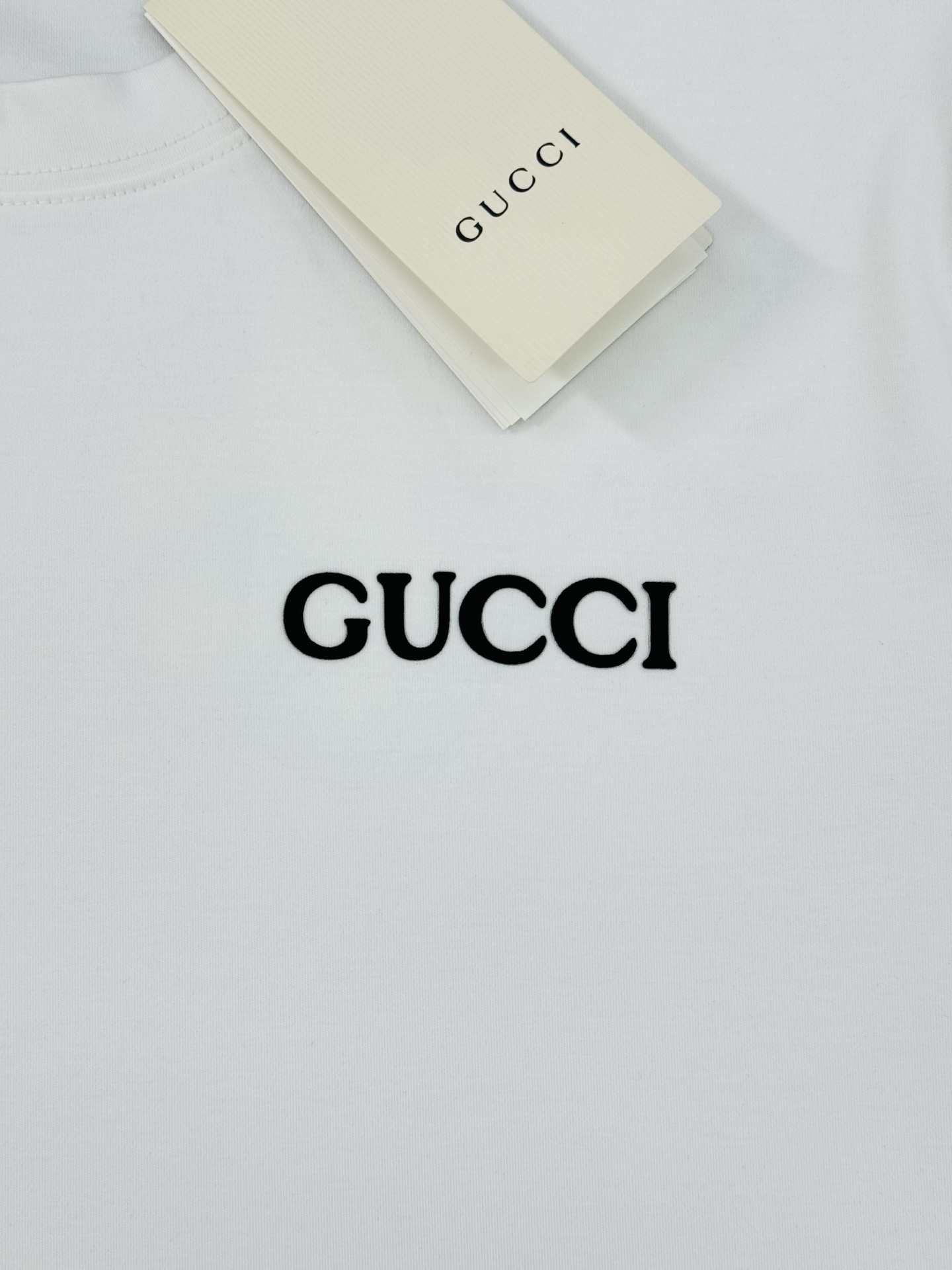 顶级颜值担当！GUCC*25s新款莫代尔T恤.新品推荐！当季颜值担当.素版基础款字母T恤.硅胶立体呈现.