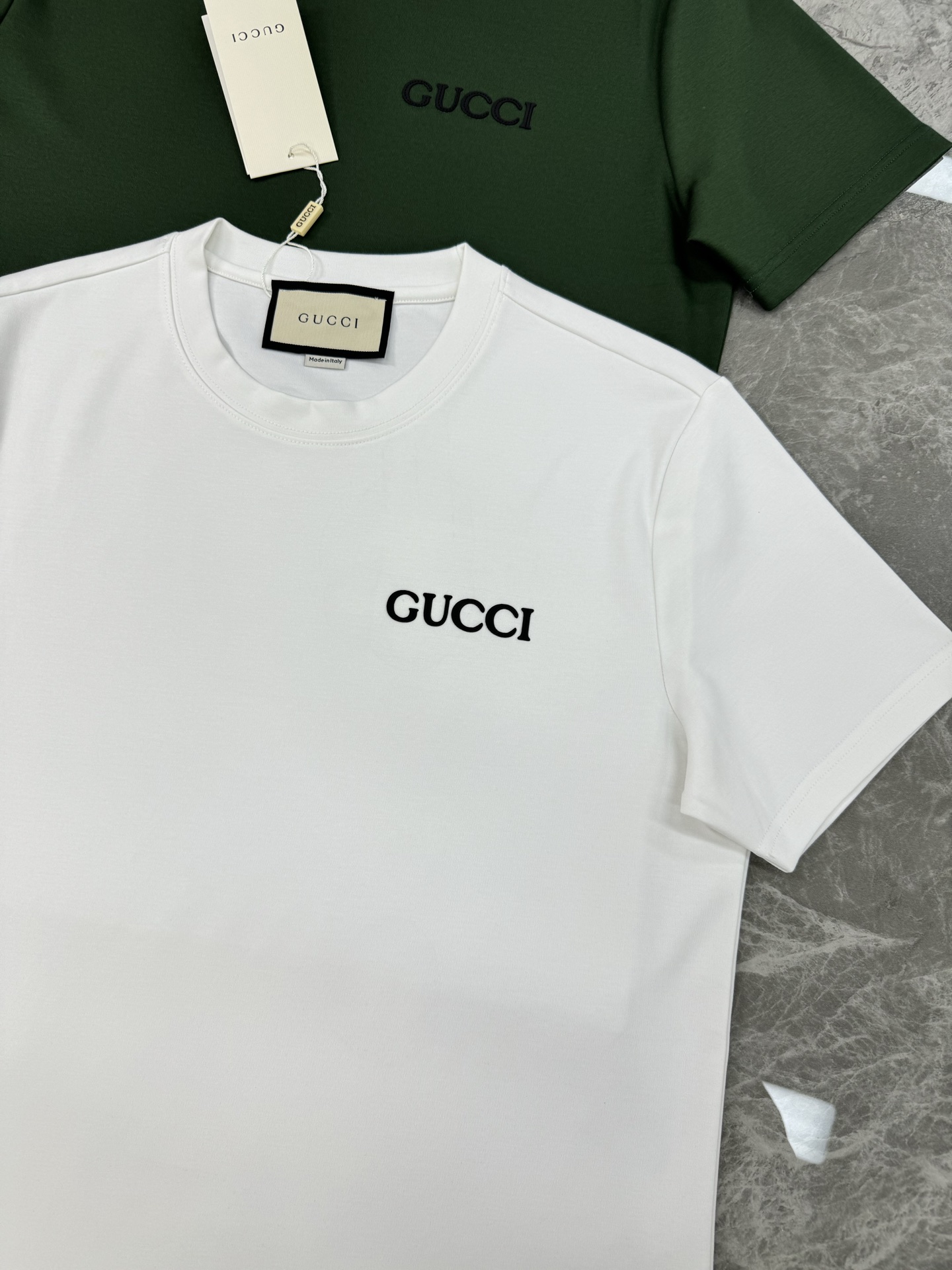 顶级颜值担当！GUCC*25s新款莫代尔T恤.新品推荐！当季颜值担当.素版基础款字母T恤.硅胶立体呈现.