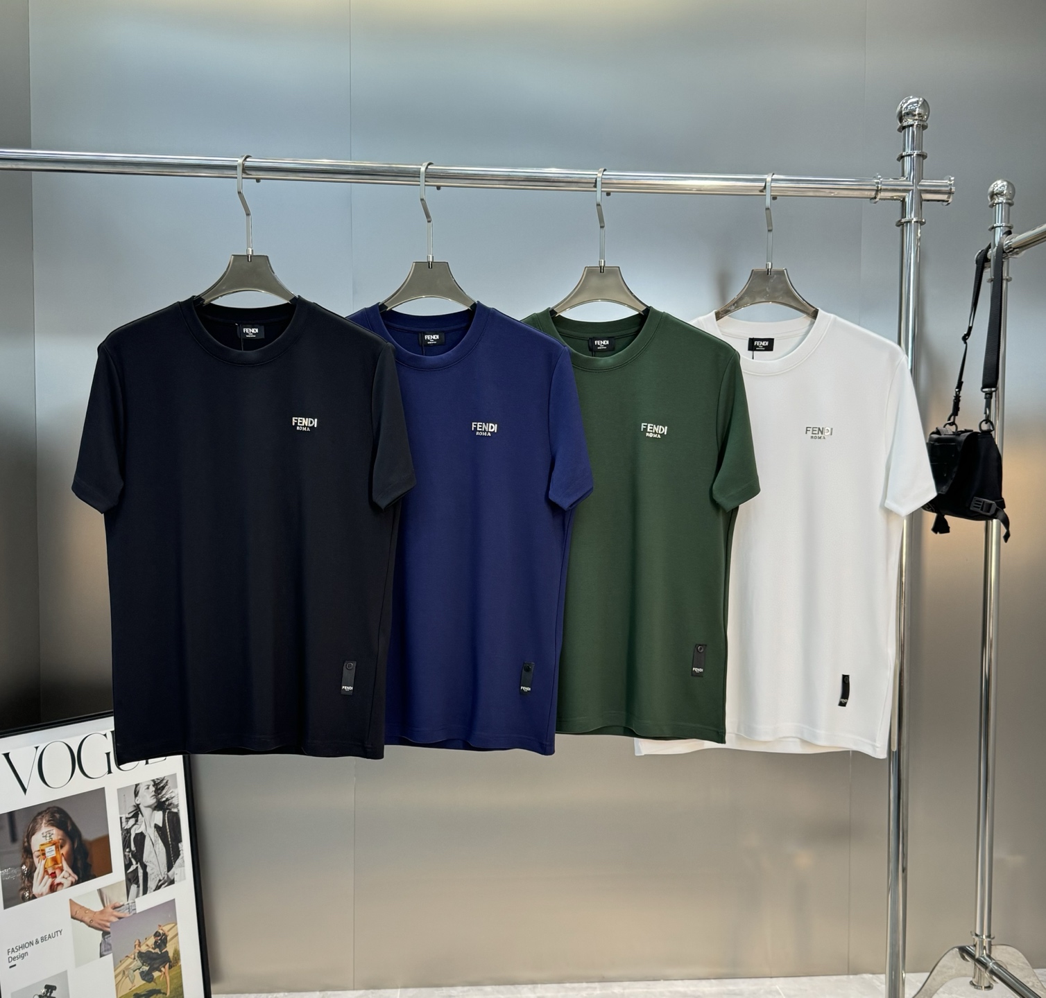 FENDI迪奥25s新款莫代尔T恤.新品推荐🆕此款打底衫以基础的版型为框架.胸口采用3D立体金属字母.下