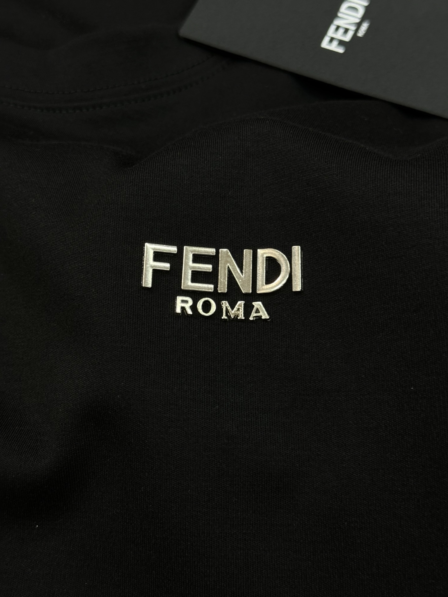 FENDI迪奥25s新款莫代尔T恤.新品推荐🆕此款打底衫以基础的版型为框架.胸口采用3D立体金属字母.下