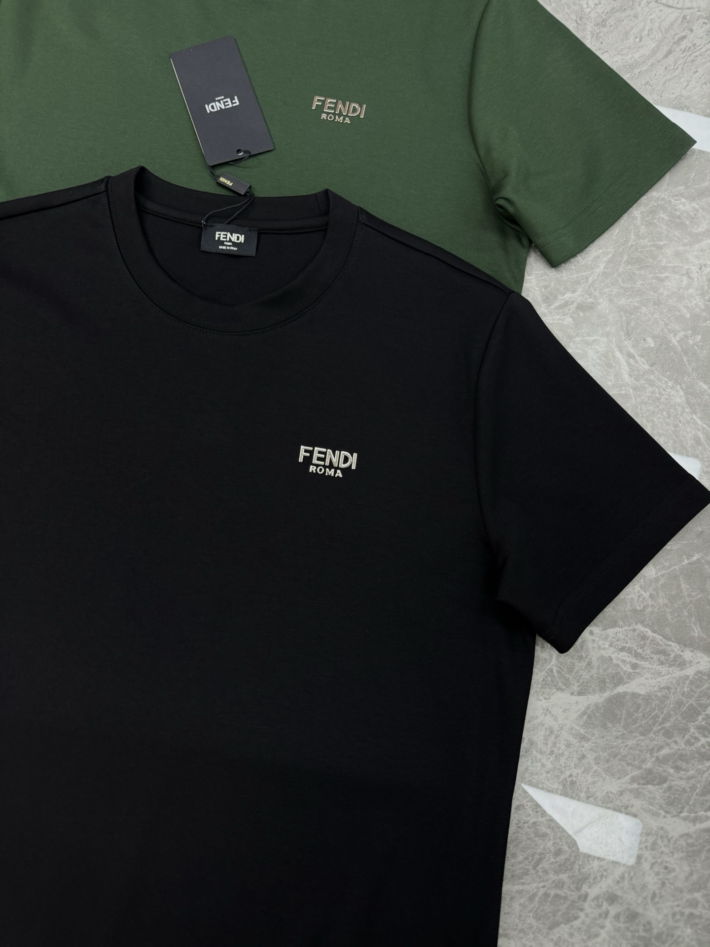 FENDI迪奥25s新款莫代尔T恤.新品推荐🆕此款打底衫以基础的版型为框架.胸口采用3D立体金属字母.下