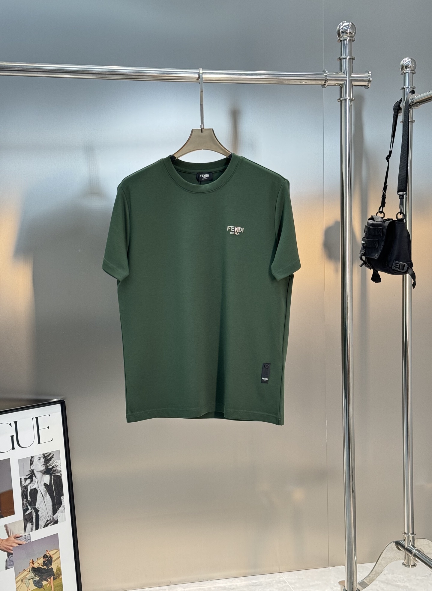 FENDI迪奥25s新款莫代尔T恤.新品推荐🆕此款打底衫以基础的版型为框架.胸口采用3D立体金属字母.下