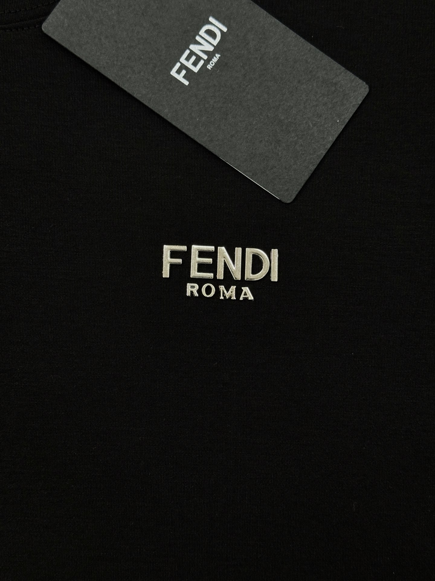 FENDI迪奥25s新款莫代尔T恤.新品推荐🆕此款打底衫以基础的版型为框架.胸口采用3D立体金属字母.下