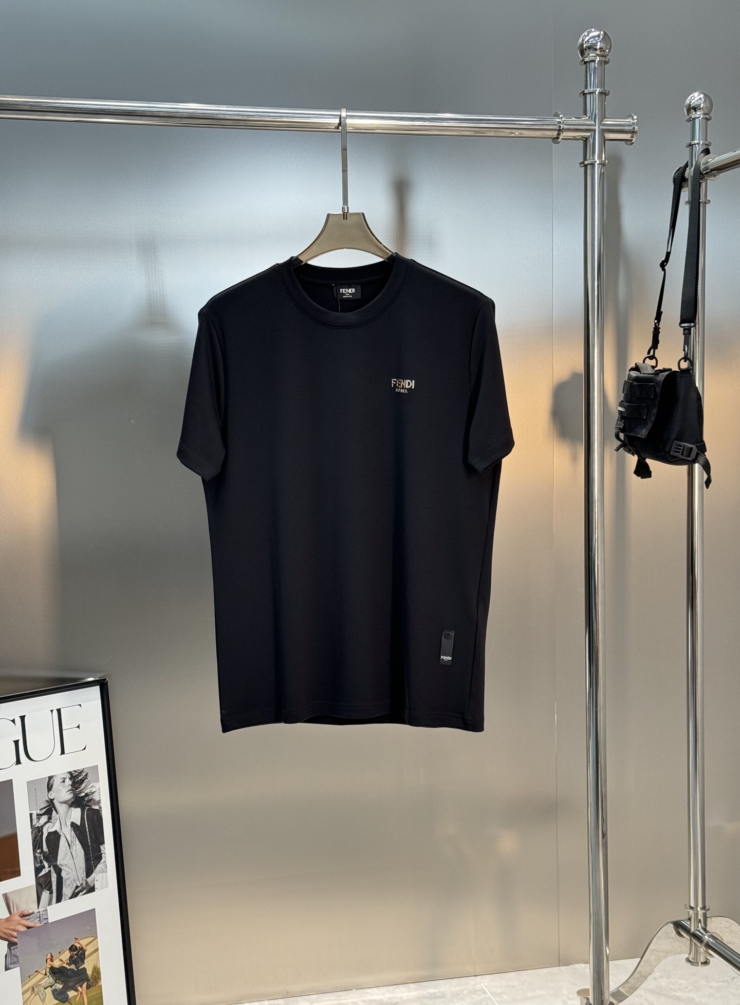 FENDI迪奥25s新款莫代尔T恤.新品推荐🆕此款打底衫以基础的版型为框架.胸口采用3D立体金属字母.下