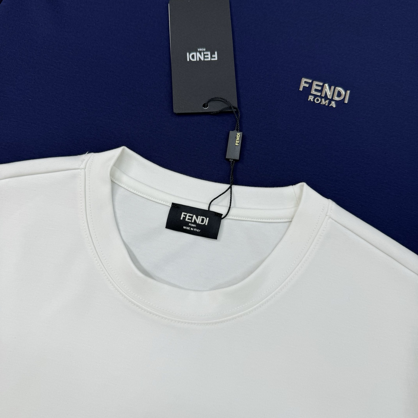 FENDI迪奥25s新款莫代尔T恤.新品推荐🆕此款打底衫以基础的版型为框架.胸口采用3D立体金属字母.下