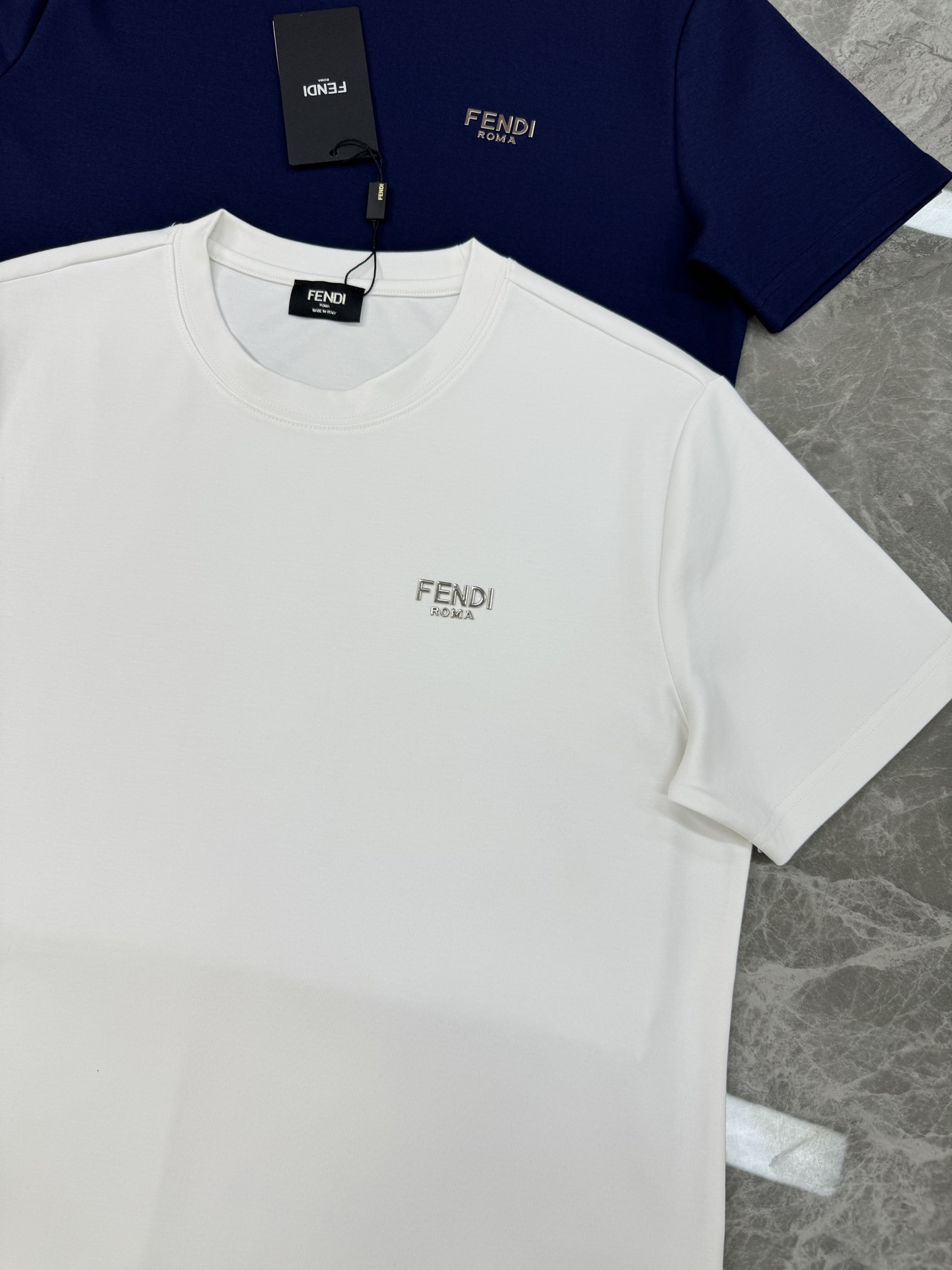 FENDI迪奥25s新款莫代尔T恤.新品推荐🆕此款打底衫以基础的版型为框架.胸口采用3D立体金属字母.下