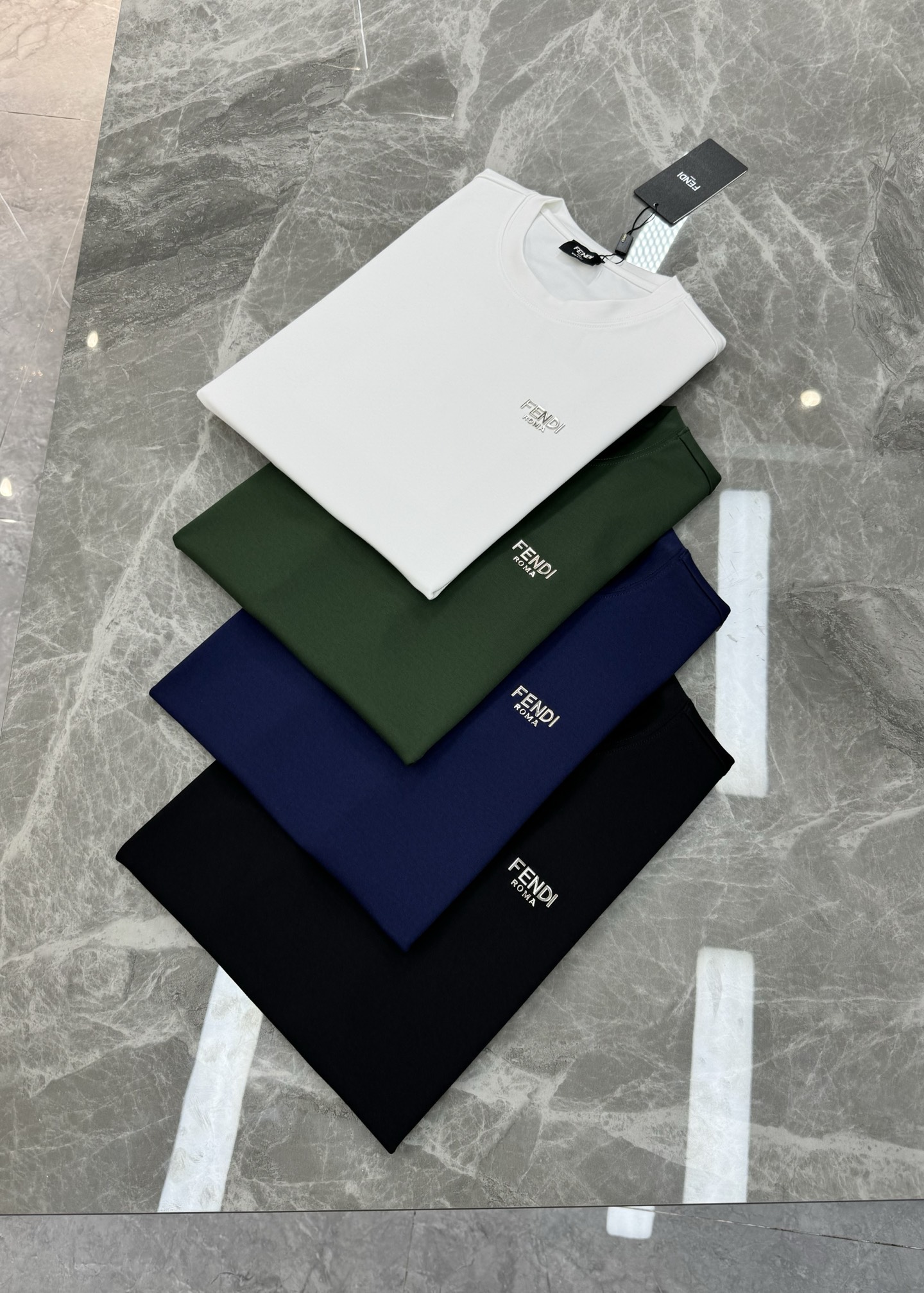 FENDI迪奥25s新款莫代尔T恤.新品推荐🆕此款打底衫以基础的版型为框架.胸口采用3D立体金属字母.下